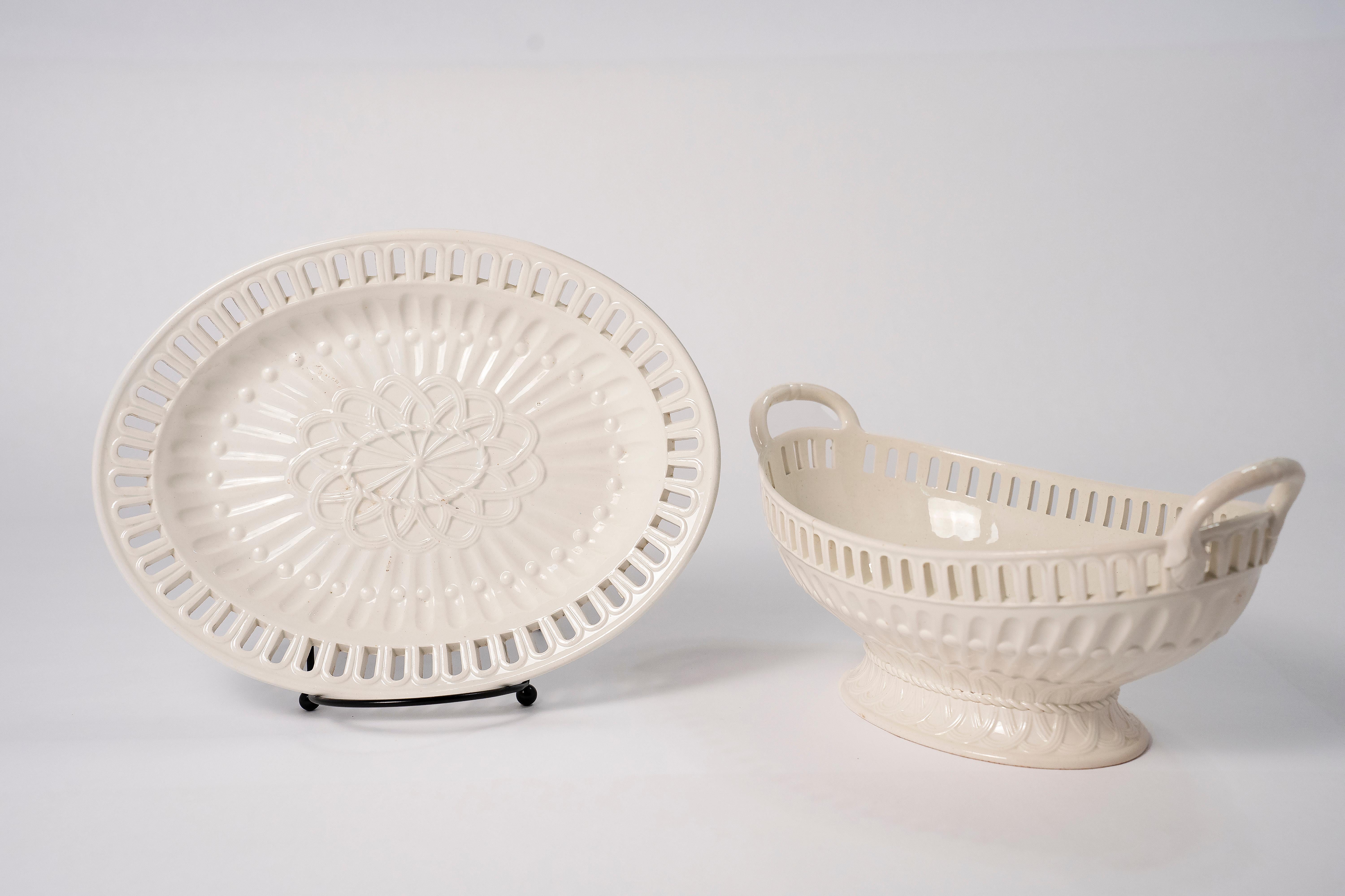 Cestino e vassoio per creme in Wedgwood, circa 19° secolo, Inghilterra In condizioni buone in vendita a Scottsdale, AZ