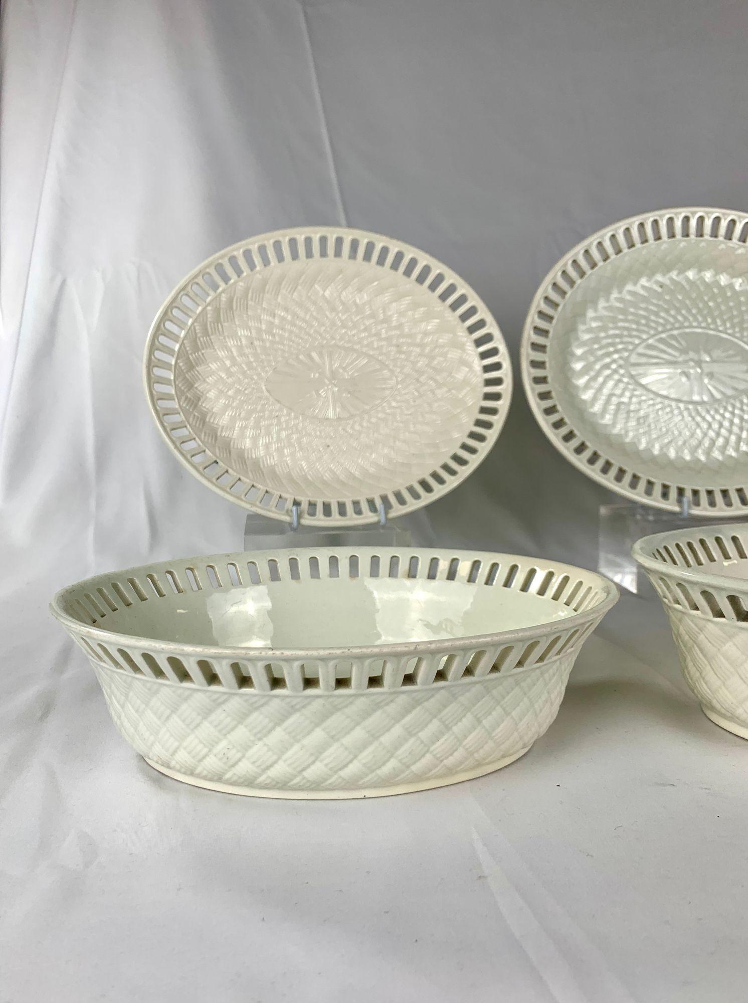 Este juego de tres cestas de cerámica cremosa fue fabricado por Wedgwood en Inglaterra hacia 1830.
Cada cesta está bellamente elaborada y es ligeramente mayor que la anterior, creando un conjunto elegante y graduado.
Las cestas están finamente