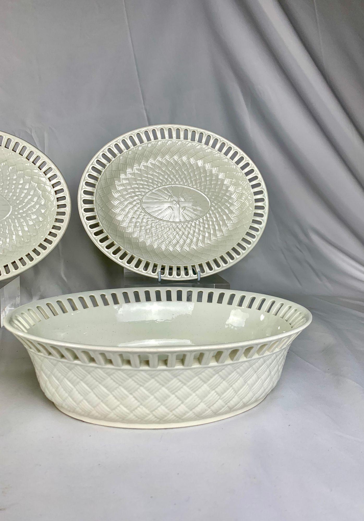 Juego de tres cestas Wedgwood de cerámica cremosa, graduadas en tamaño, Inglaterra Circa 1830 Moldeado en venta
