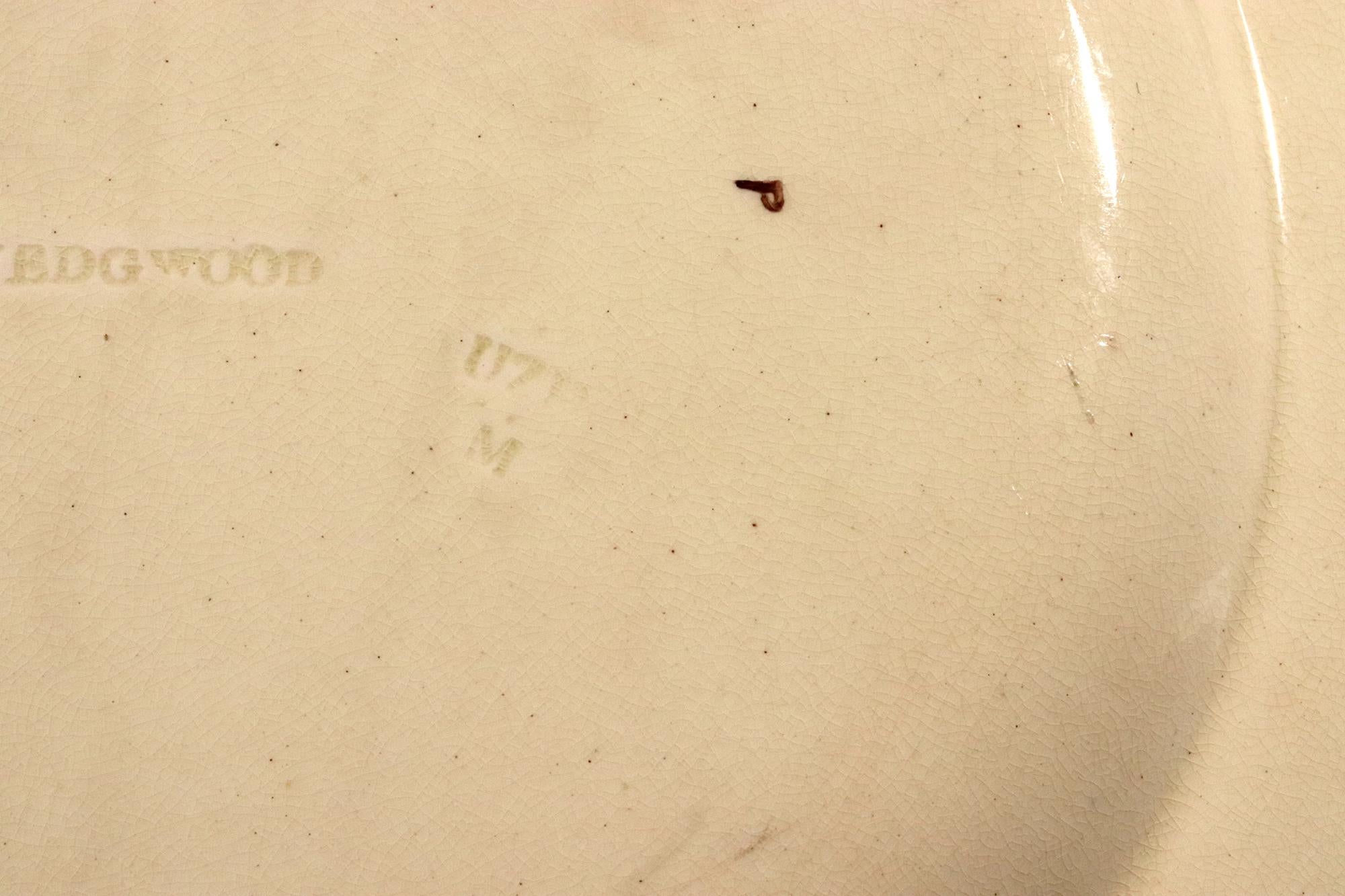 Plato de cerámica cremosa Wedgwood con planta de lirio Cerámico en venta