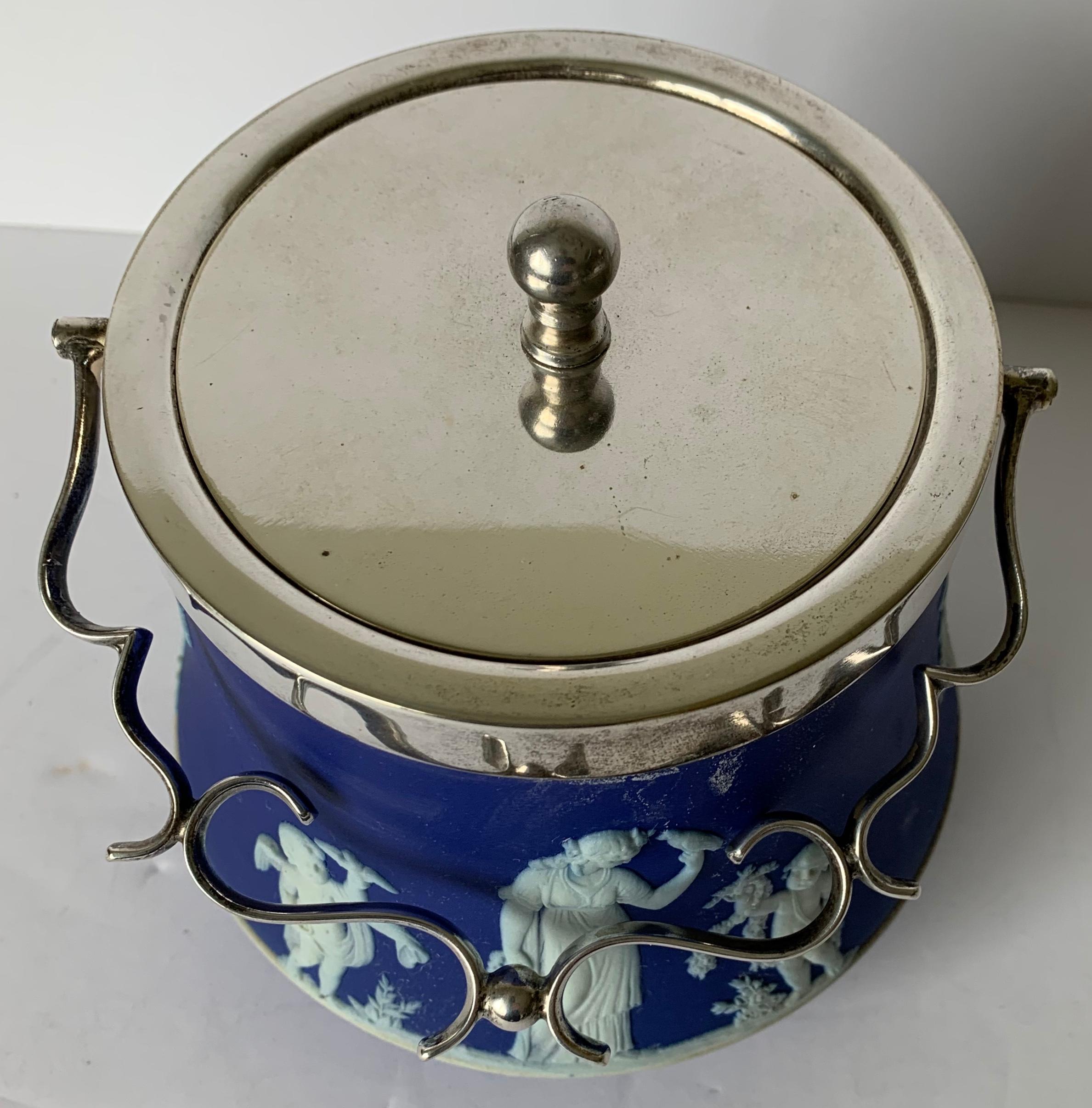 Néoclassique Boîte à biscuits Wedgwood en forme de cloche bleu foncé en jaspe