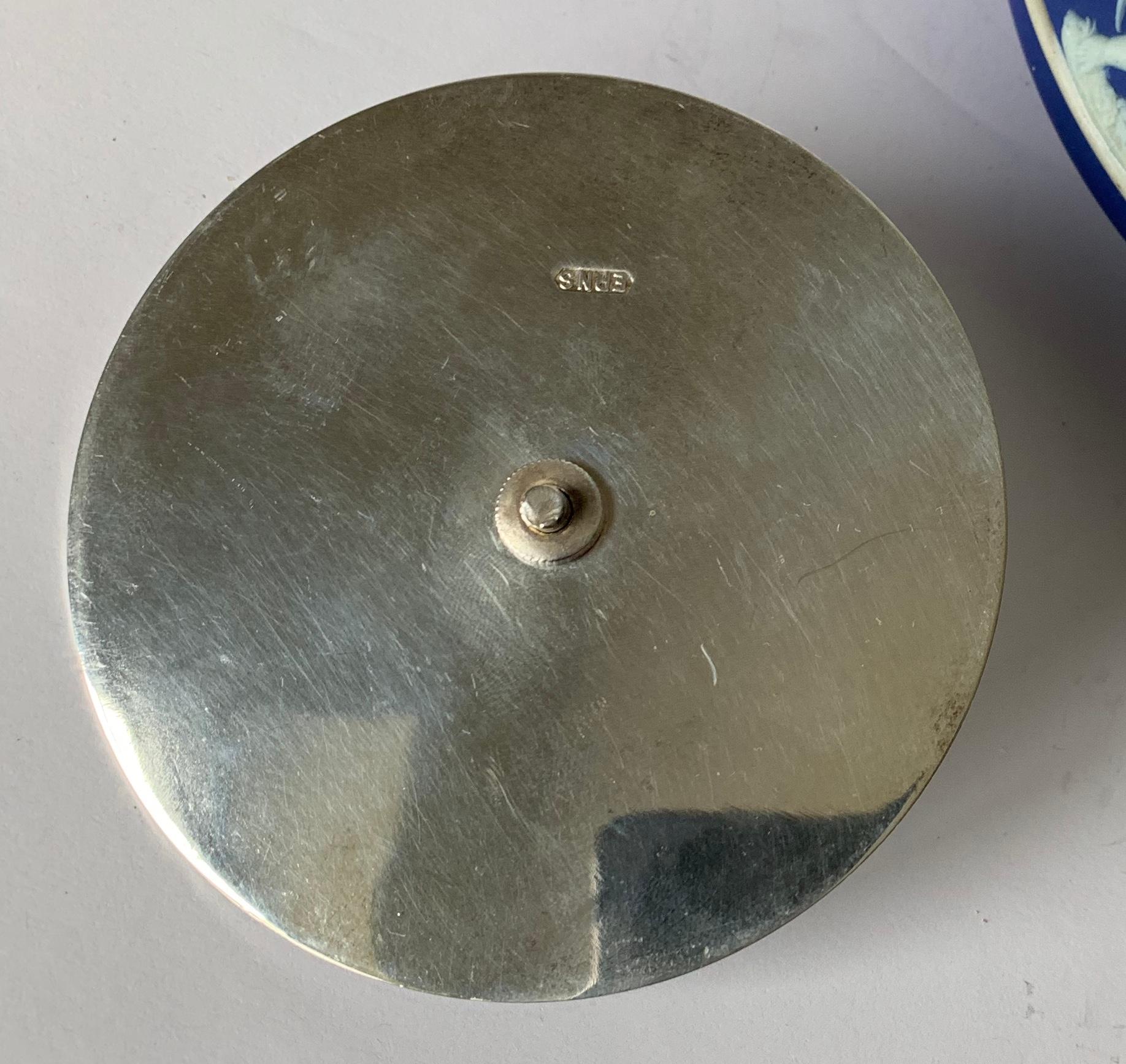 Milieu du XXe siècle Boîte à biscuits Wedgwood en forme de cloche bleu foncé en jaspe