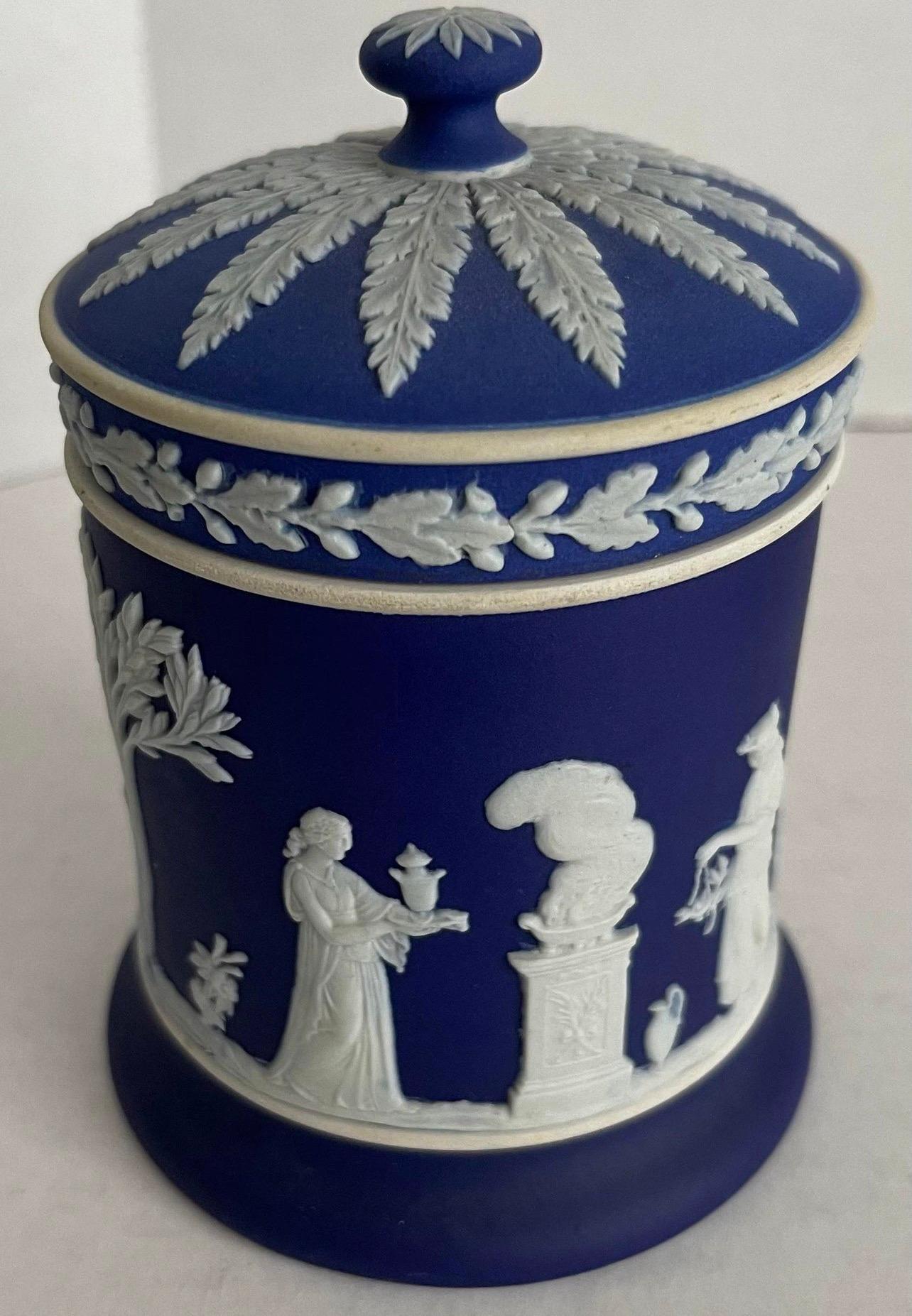 Néoclassique Pot à tabac Wedgwood bleu foncé en vente