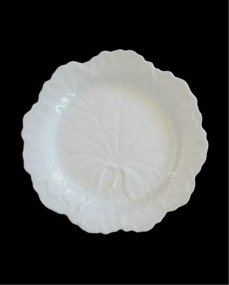 WEDGWOOD - Vintage geprägter Keramikteller mit Traubenblatt - geprägte Marke und grüner Rückenstempel - Vereinigtes Königreich - um 1950.

Ausgezeichneter / neuwertiger Zustand - kein Verlust - keine Beschädigung - keine Restaurierung - minimale