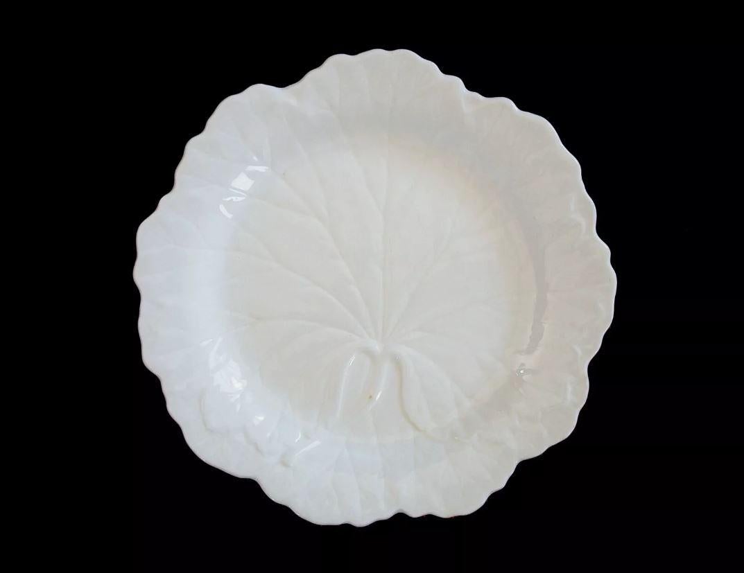 WEDGWOOD - Geprägter Keramikteller mit Weinblättern - K.K. - CIRCA 1950er Jahre (Viktorianisch) im Angebot