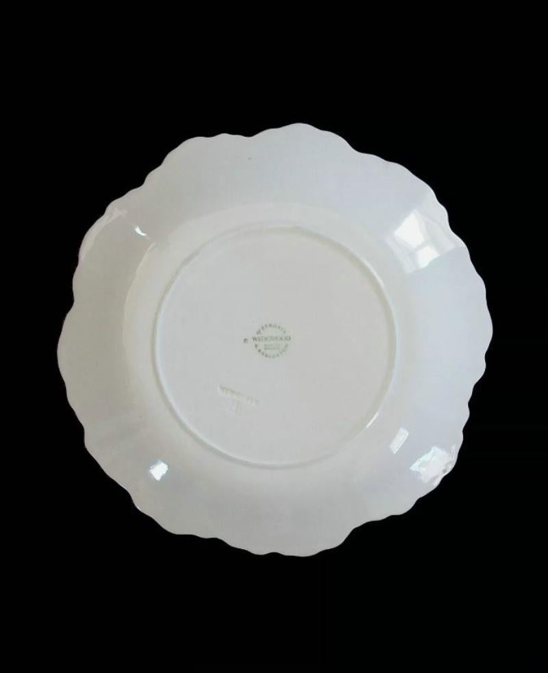 WEDGWOOD - Geprägter Keramikteller mit Weinblättern - K.K. - CIRCA 1950er Jahre (Englisch) im Angebot
