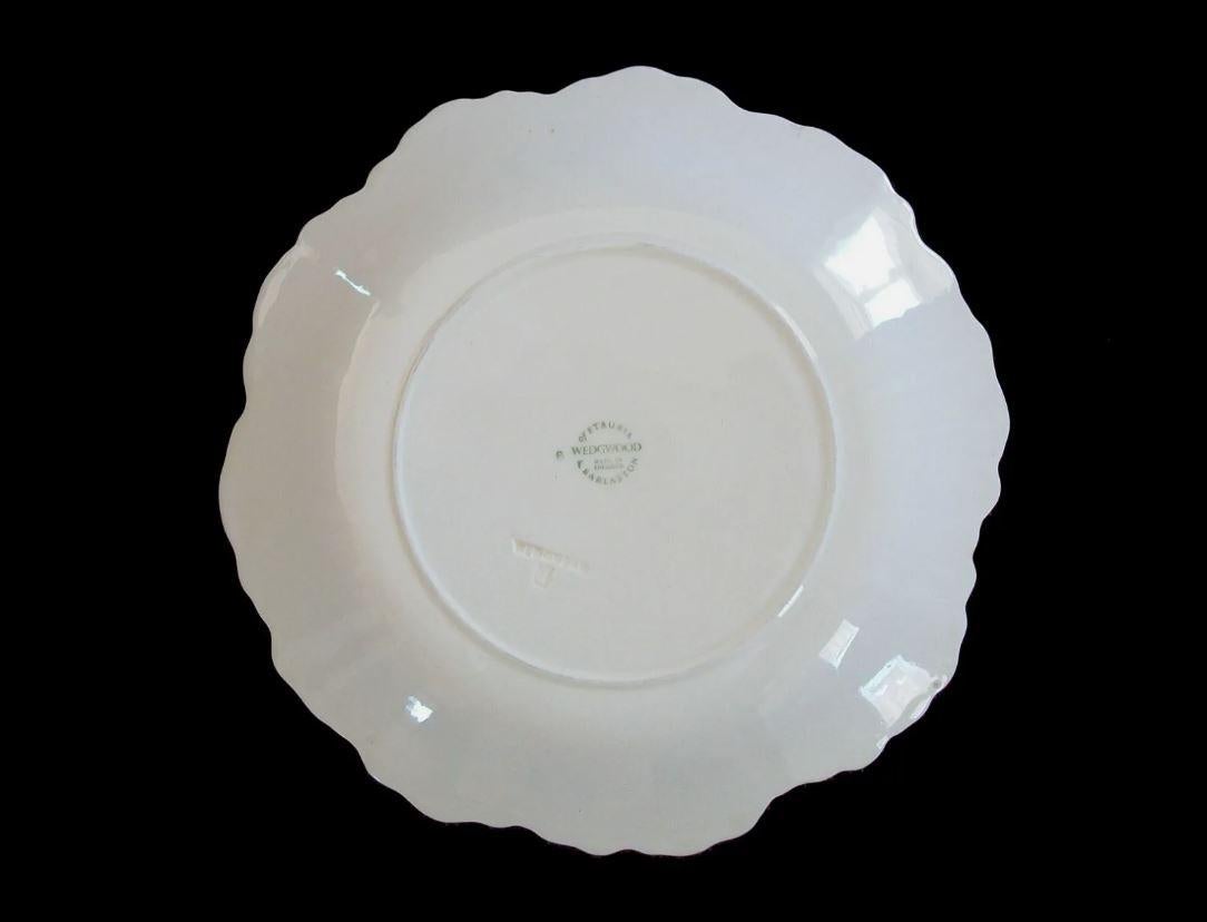 WEDGWOOD - Geprägter Keramikteller mit Weinblättern - K.K. - CIRCA 1950er Jahre (Glasiert) im Angebot