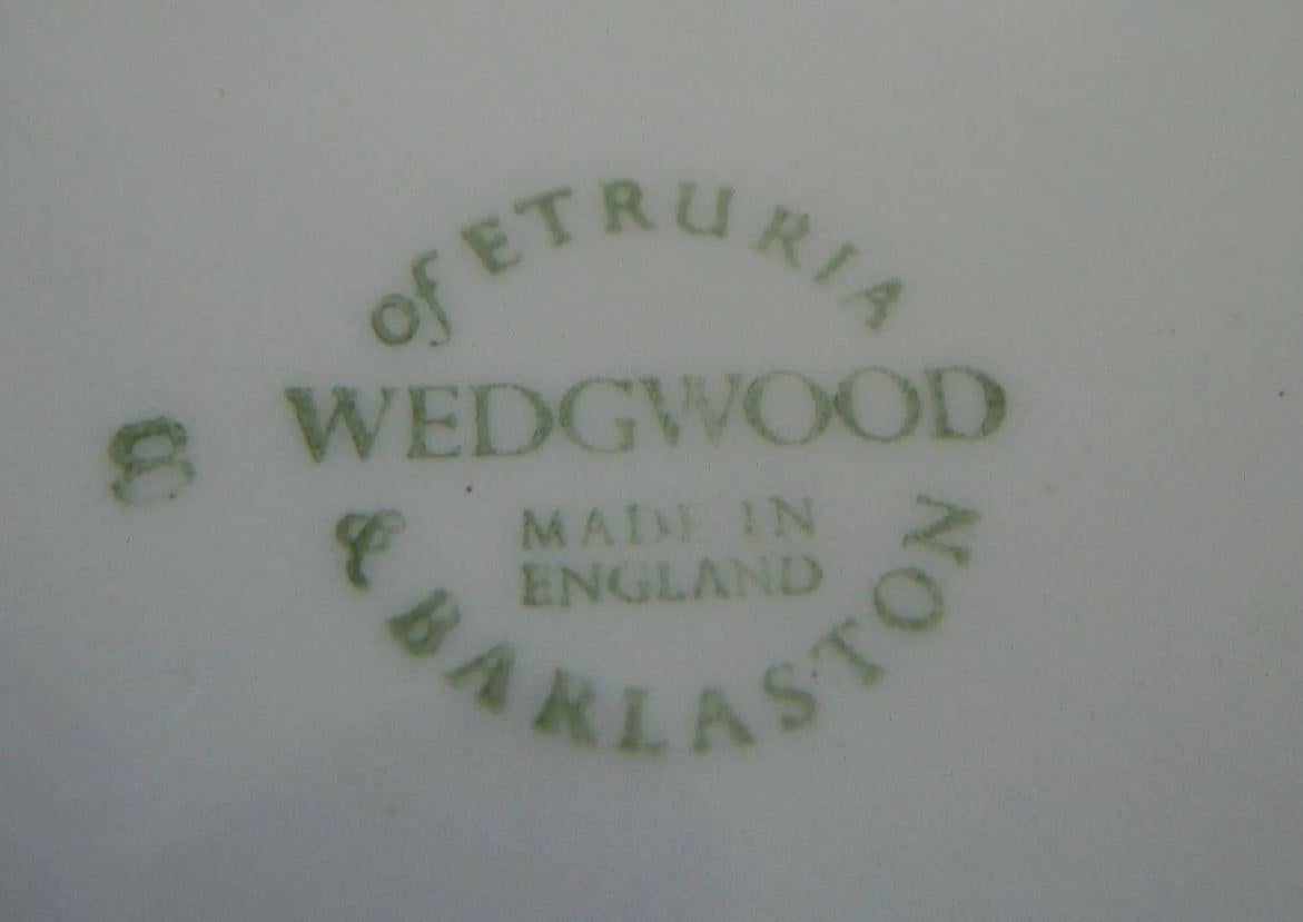 WEDGWOOD - Geprägter Keramikteller mit Weinblättern - K.K. - CIRCA 1950er Jahre im Zustand „Gut“ im Angebot in Chatham, ON