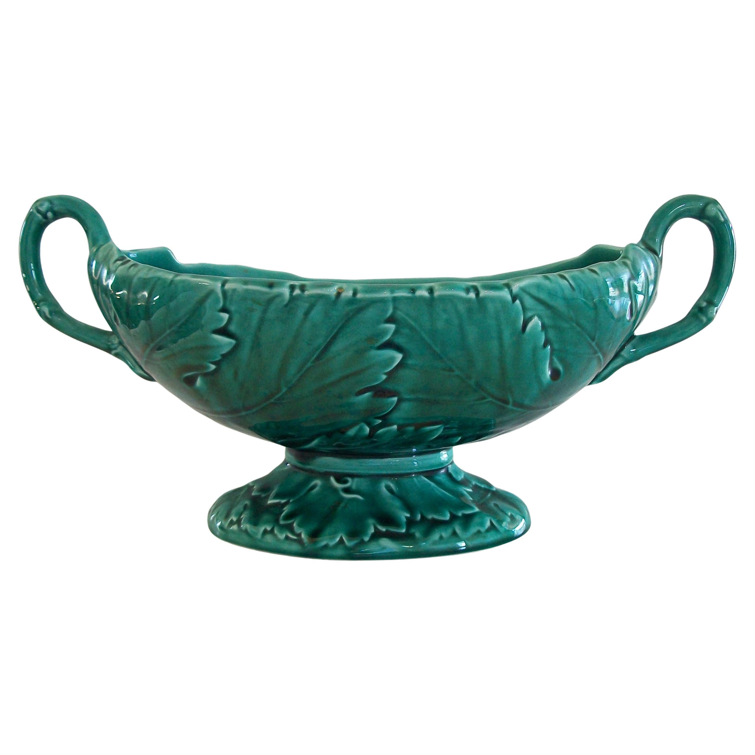WEDGWOOD - Cuenco central de mayólica repujada con hojas de parra - Reino Unido - Circa 1940