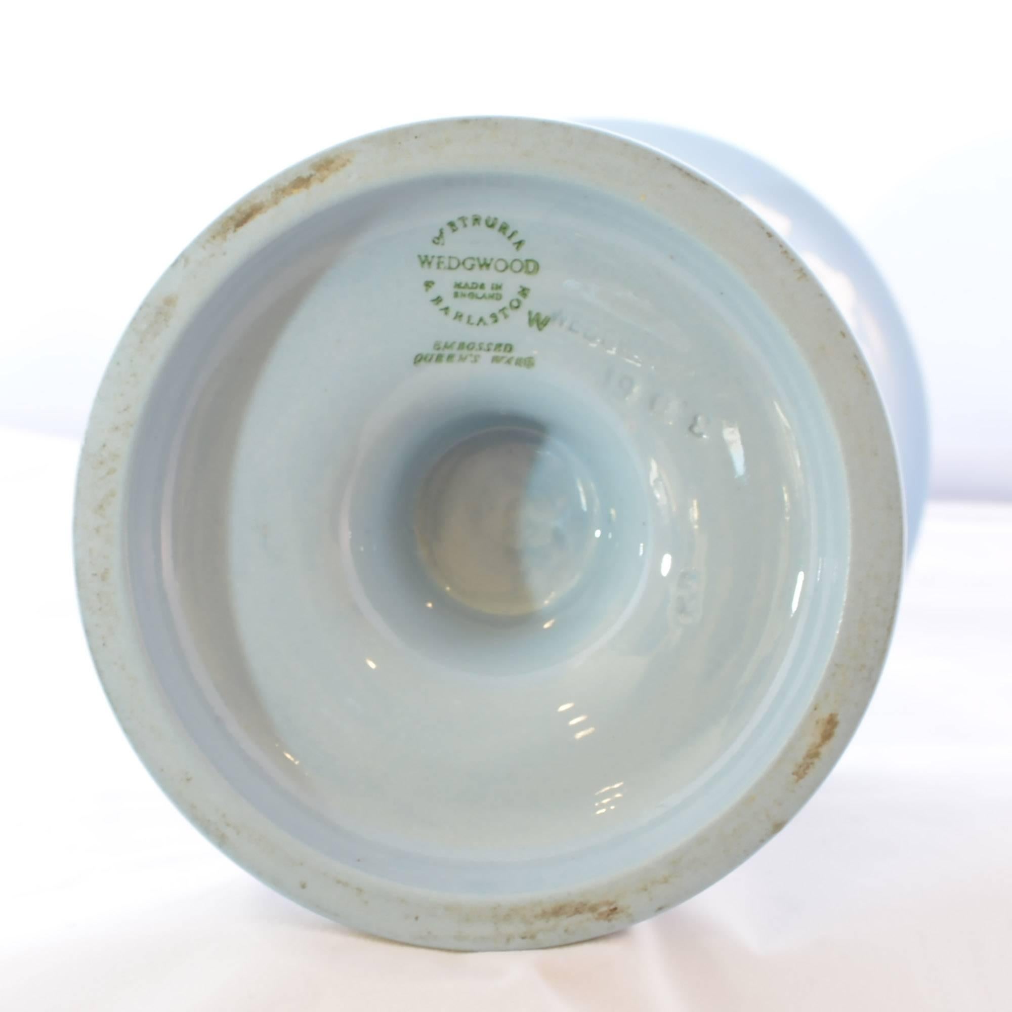 Le vase en porcelaine est fabriqué par Wedgwood avec le motif embossé Queen's Ware. Le vase est de couleur bleu clair et présente un motif de lierre blanc sur le bord. Le vase est marqué sur sa face inférieure.
 