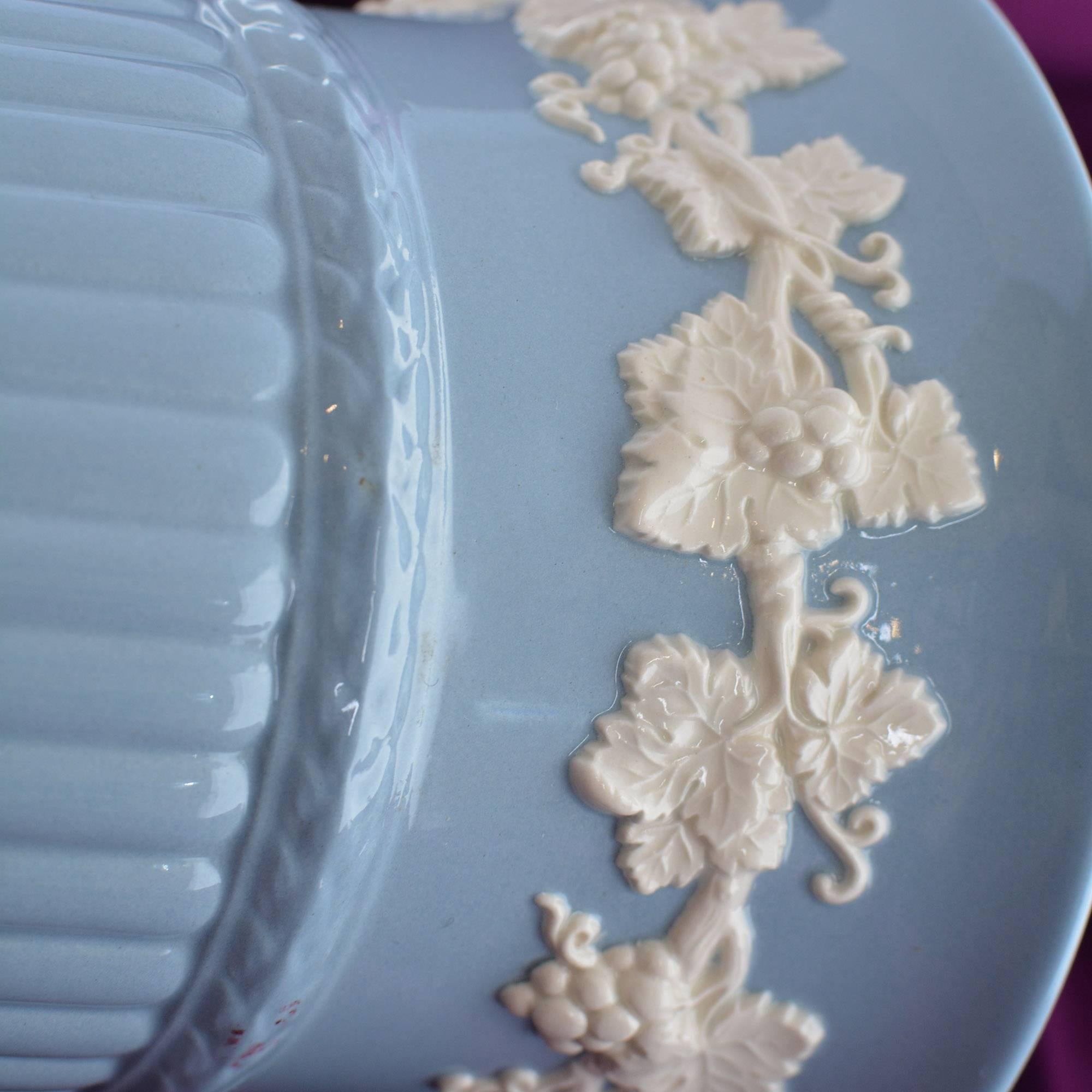 Élisabéthain Vase Wedgwood « Queen » en relief