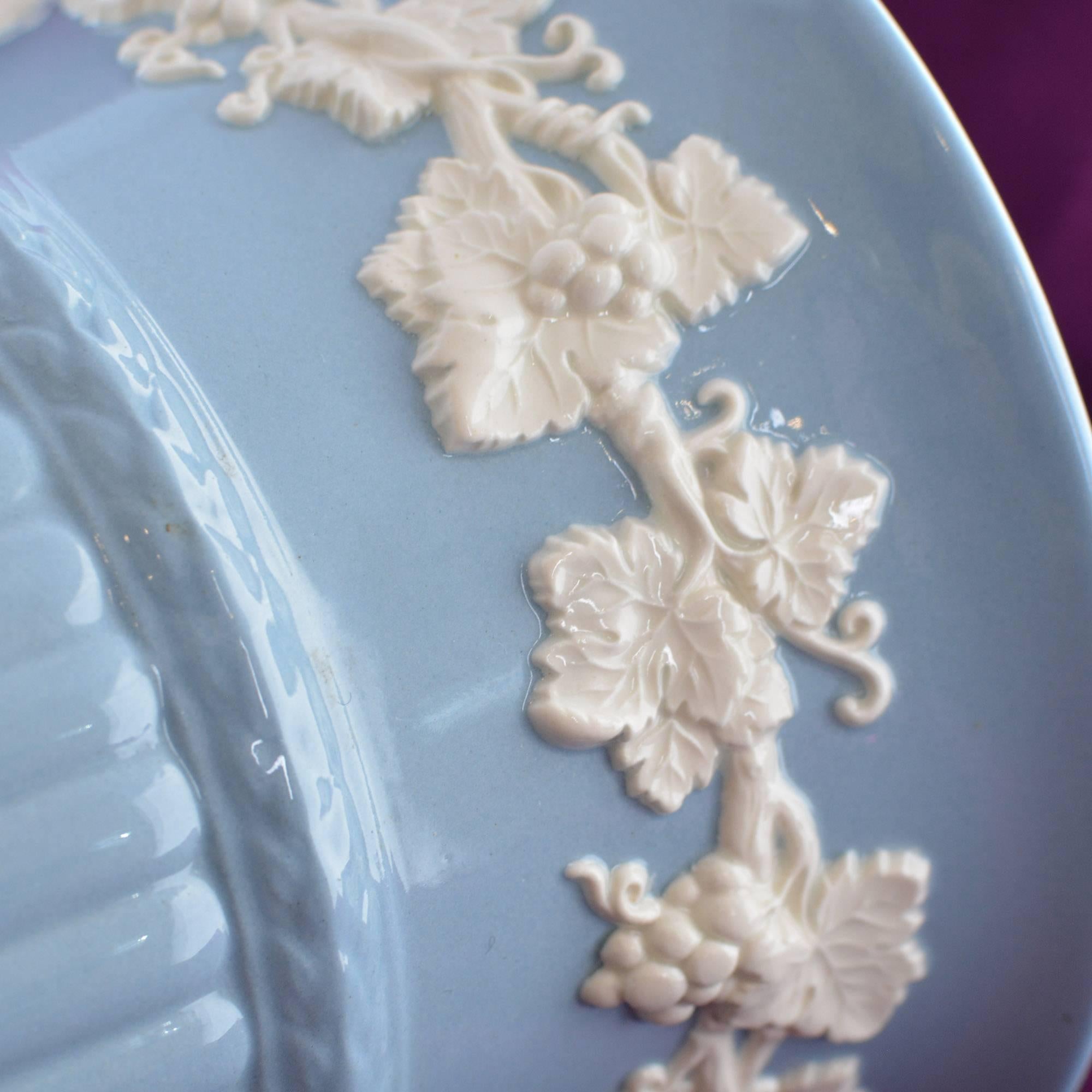 Anglais Vase Wedgwood « Queen » en relief