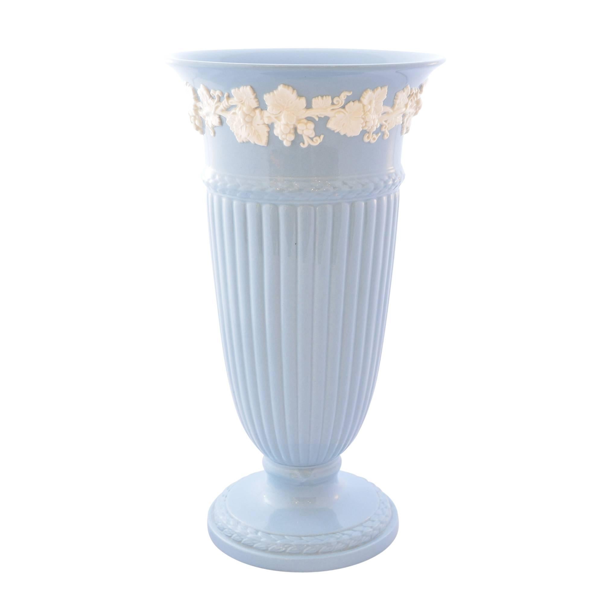 Vase Wedgwood « Queen » en relief Excellent état à Pataskala, OH