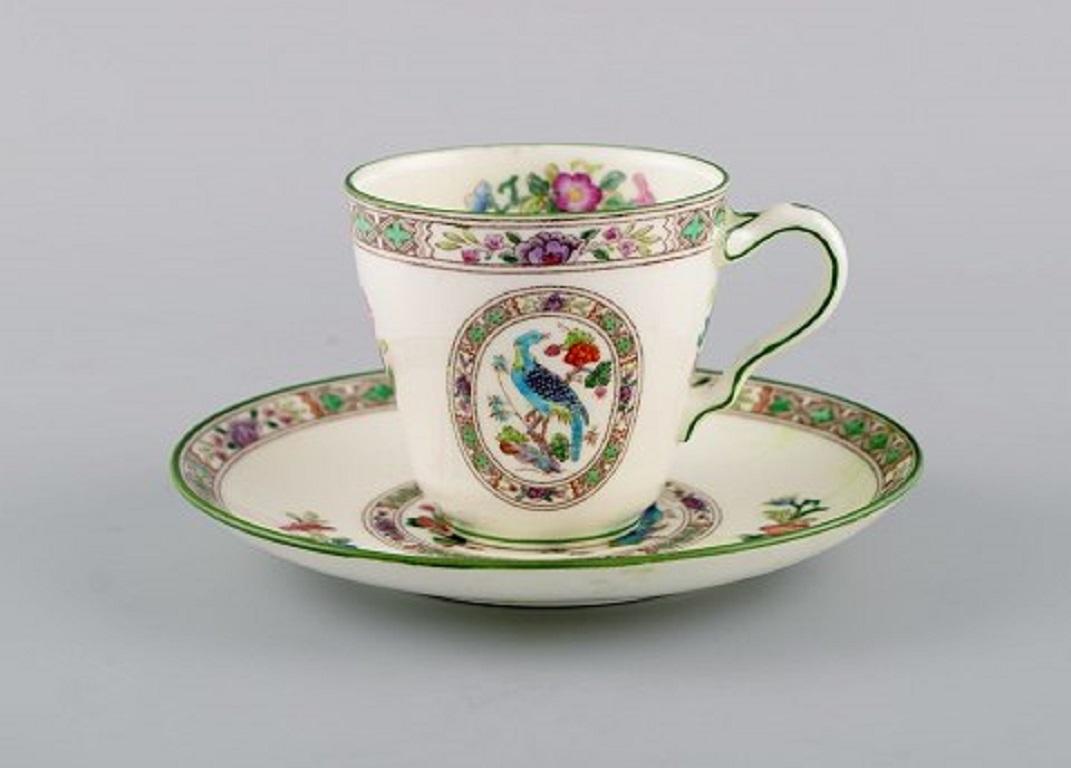 Wedgwood, England. Coffee service for 12 people in hand painted porcelain with flower decoration and birds, circa 1930.
The coffee cup measures: 6 x 6 cm.
Saucer diameter: 12.2 cm.
In excellent condition.
Stamped.