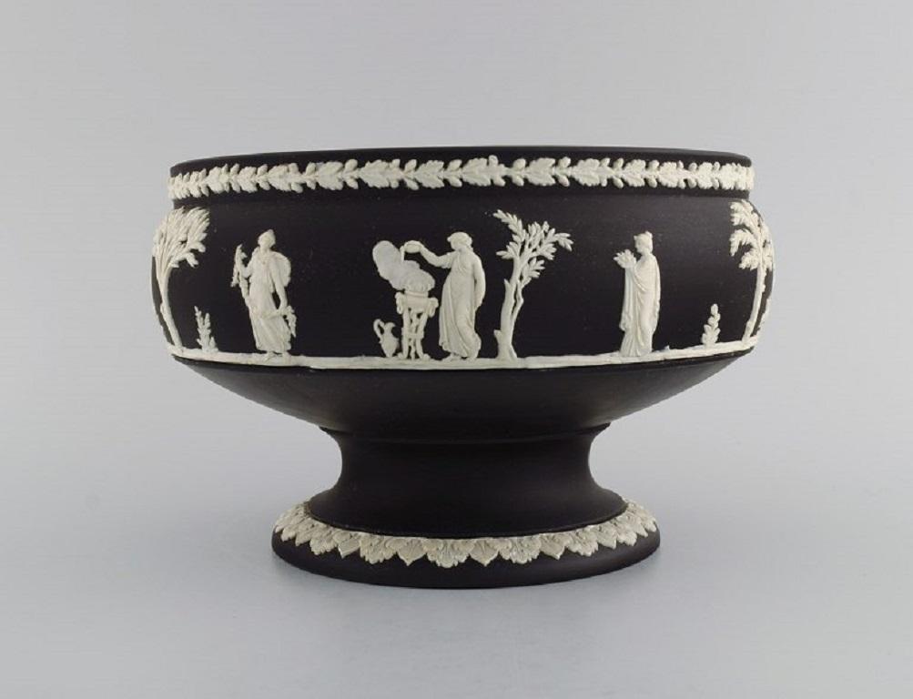 Wedgwood, England. Rare bowl in black stoneware with classicist scenes in white. 1930s.
Measures: 22 x 15 cm.
Stamped.
In excellent condition.