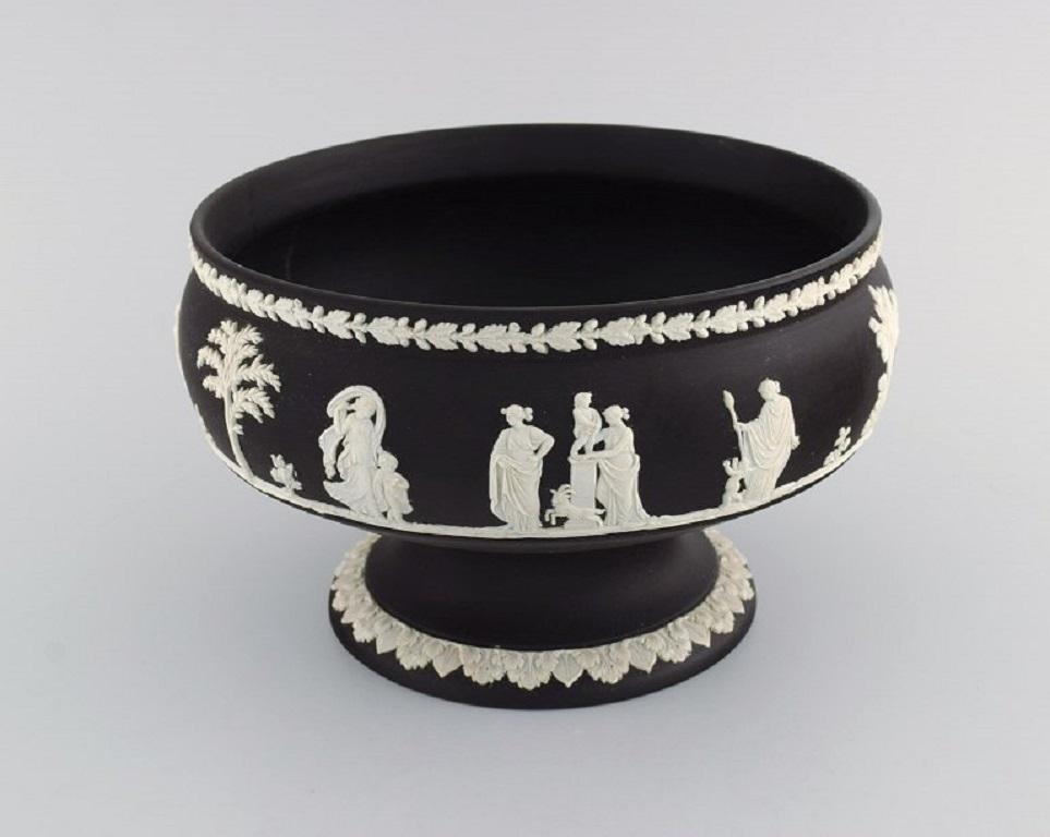English Wedgwood, England. Rare bowl in black stoneware with classicist scenes in white.