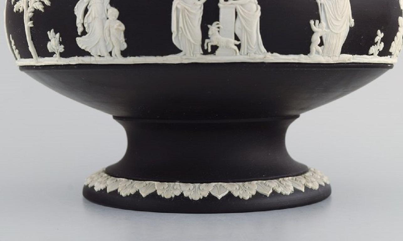 Wedgwood, England. Rare bowl in black stoneware with classicist scenes in white. In Excellent Condition In Copenhagen, DK