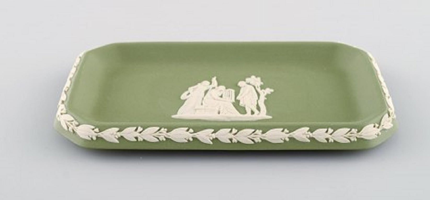 Wedgwood, England. Kleine Schale aus grünem Steingut mit klassizistischen Szenen in Weiß, um 1930.
Maße: 16 x 8,5 cm.
Gestempelt.
In sehr gutem Zustand.
