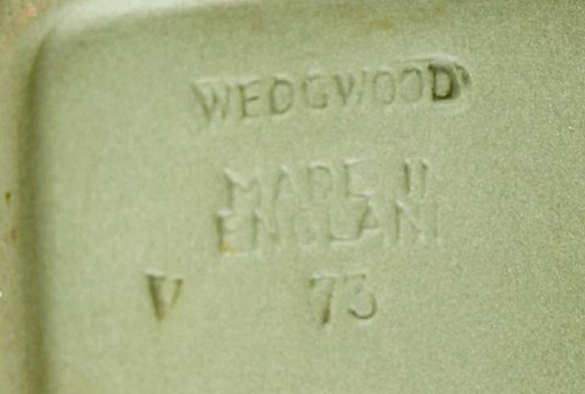 Wedgwood, England, kleine Schale aus grünem Steingut mit klassizistischen Szenen (Englisch) im Angebot