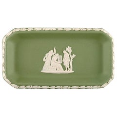 Wedgwood, Inglaterra, Plato pequeño de gres verde con escenas clasicistas