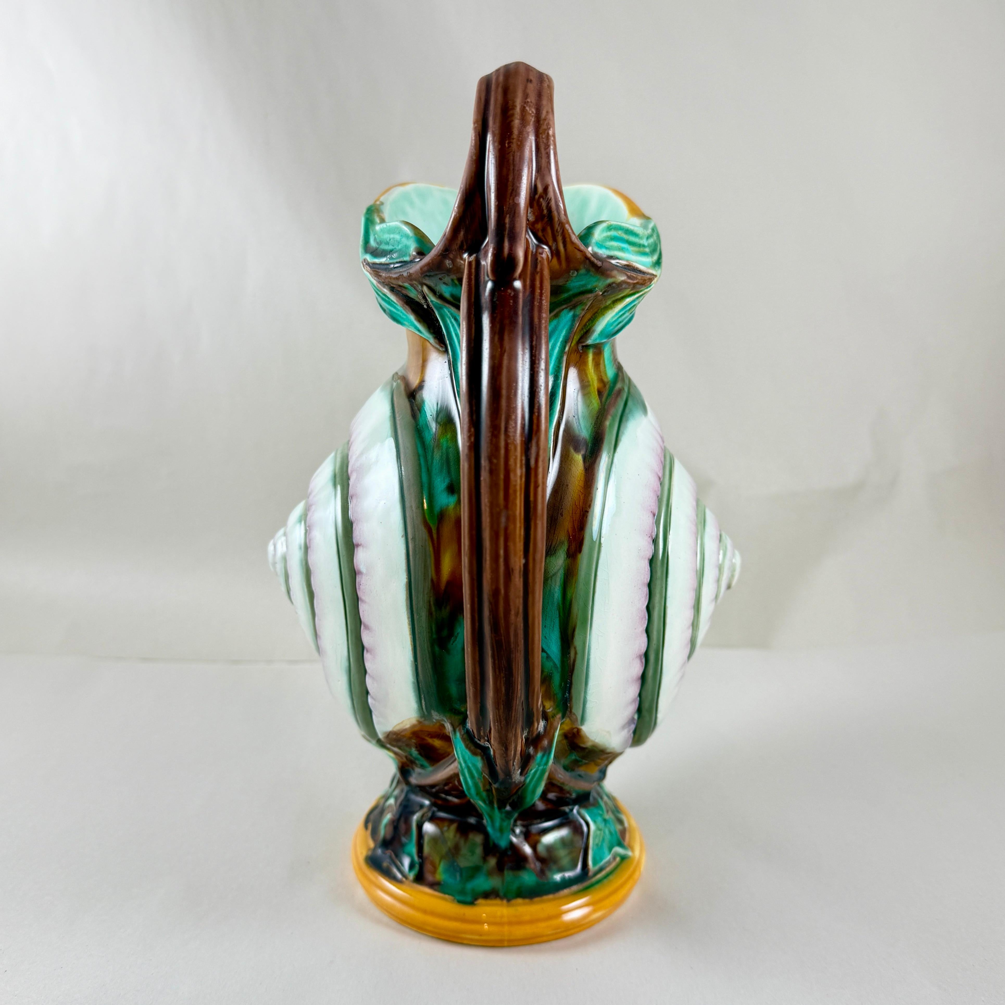 Wedgwood Jarra de mayólica inglesa de concha de caracol e hiedra con fecha de 1870 en venta 2
