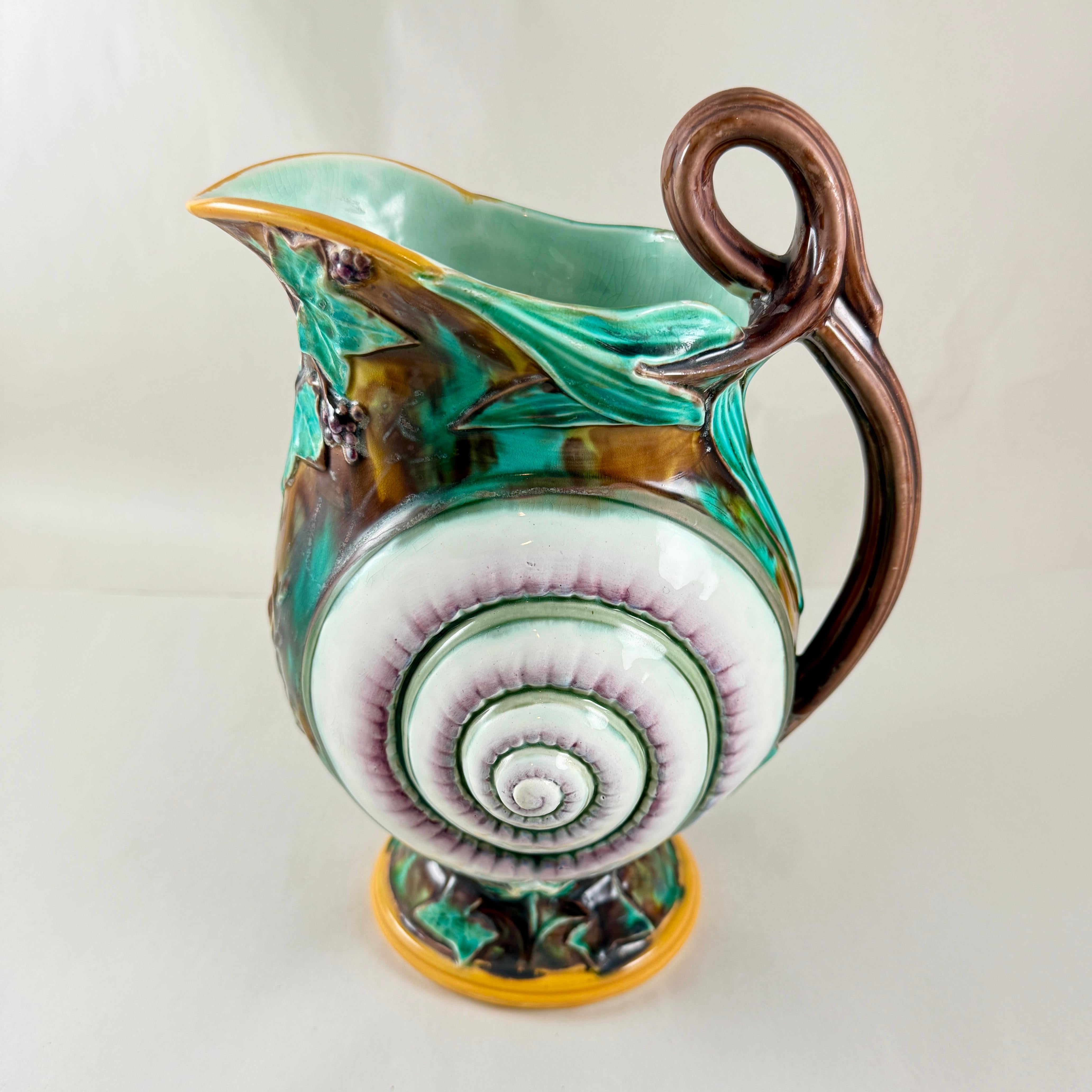 Wedgwood Jarra de mayólica inglesa de concha de caracol e hiedra con fecha de 1870 Movimiento estético en venta