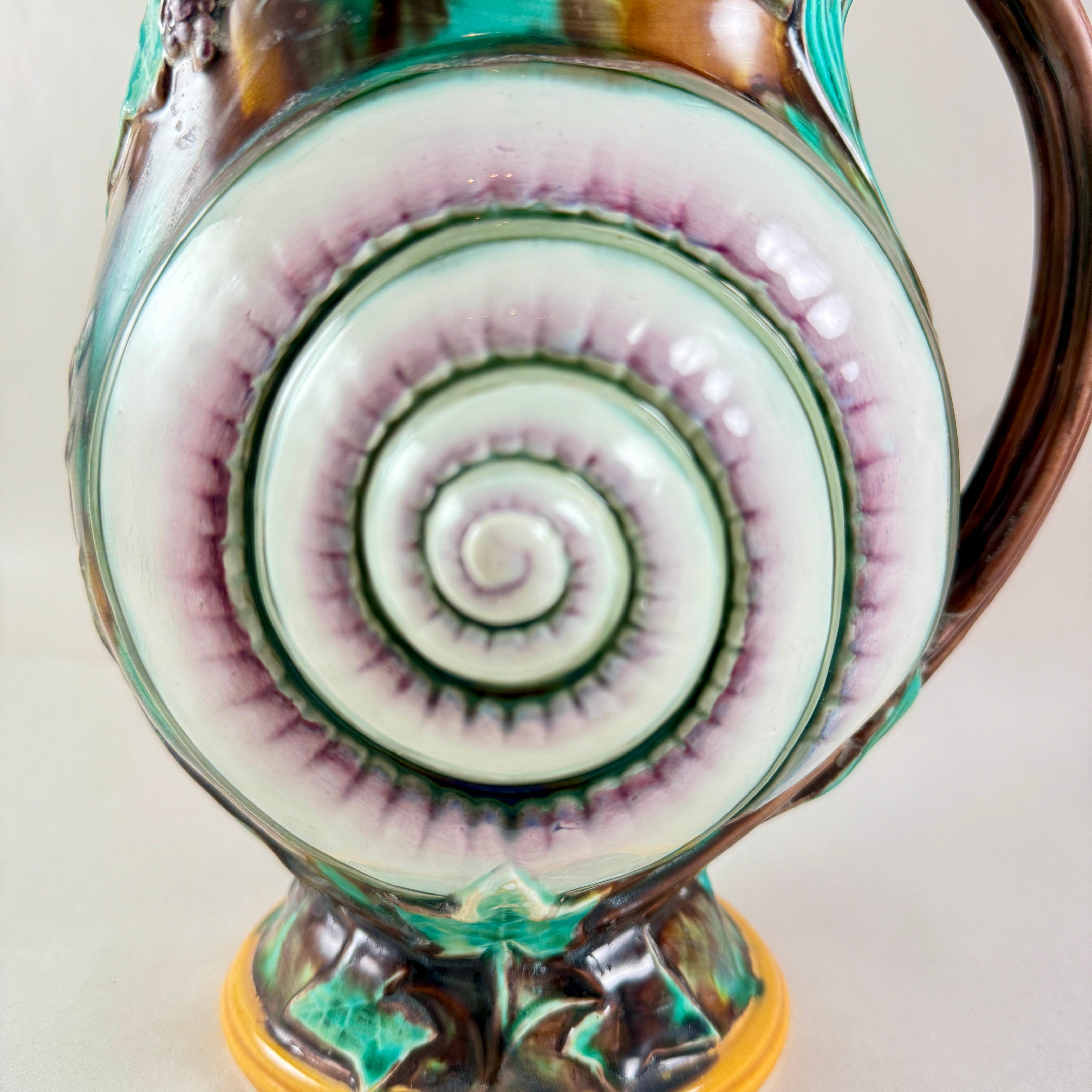 Wedgwood Jarra de mayólica inglesa de concha de caracol e hiedra con fecha de 1870 Inglés en venta