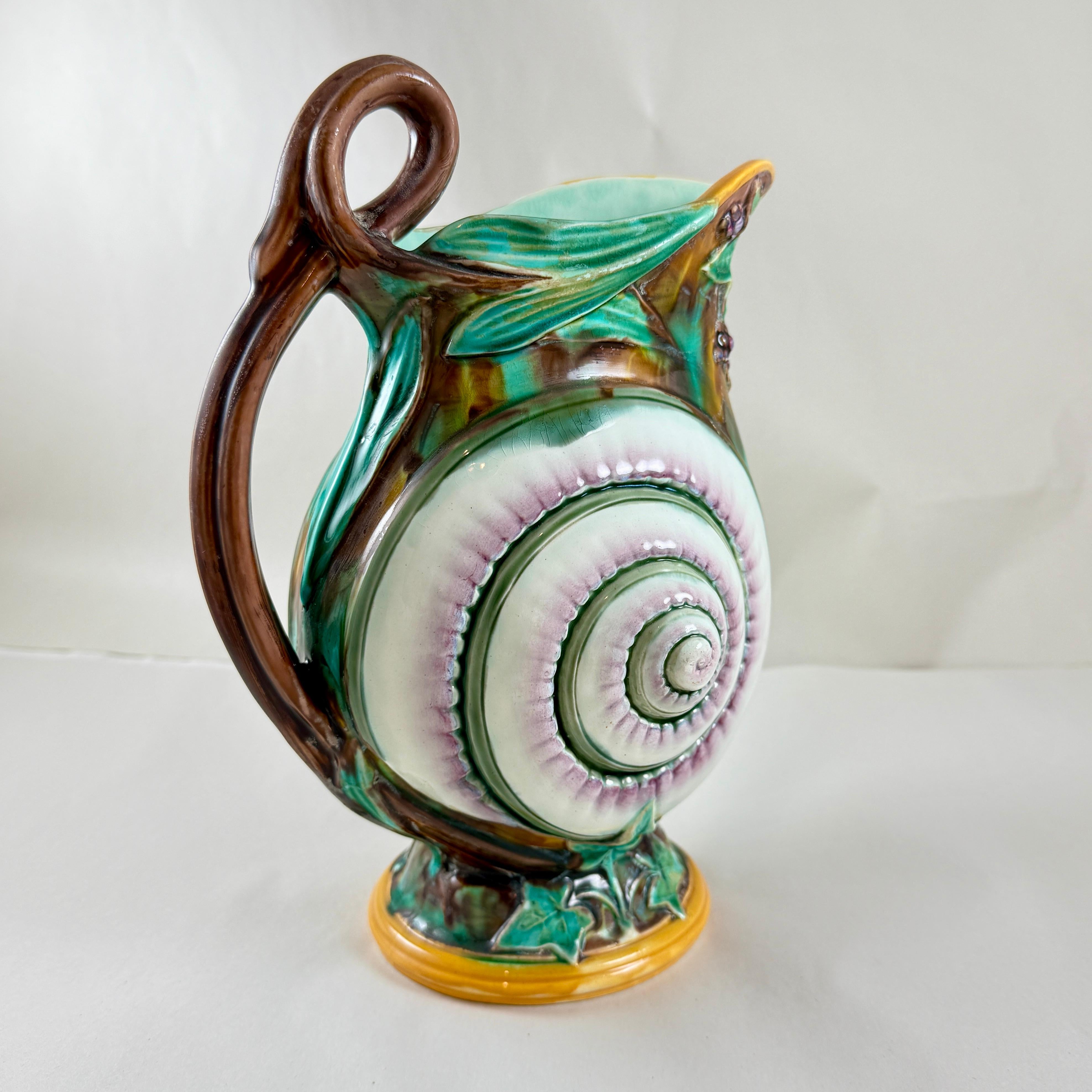 Wedgwood Jarra de mayólica inglesa de concha de caracol e hiedra con fecha de 1870 Glaseado en venta