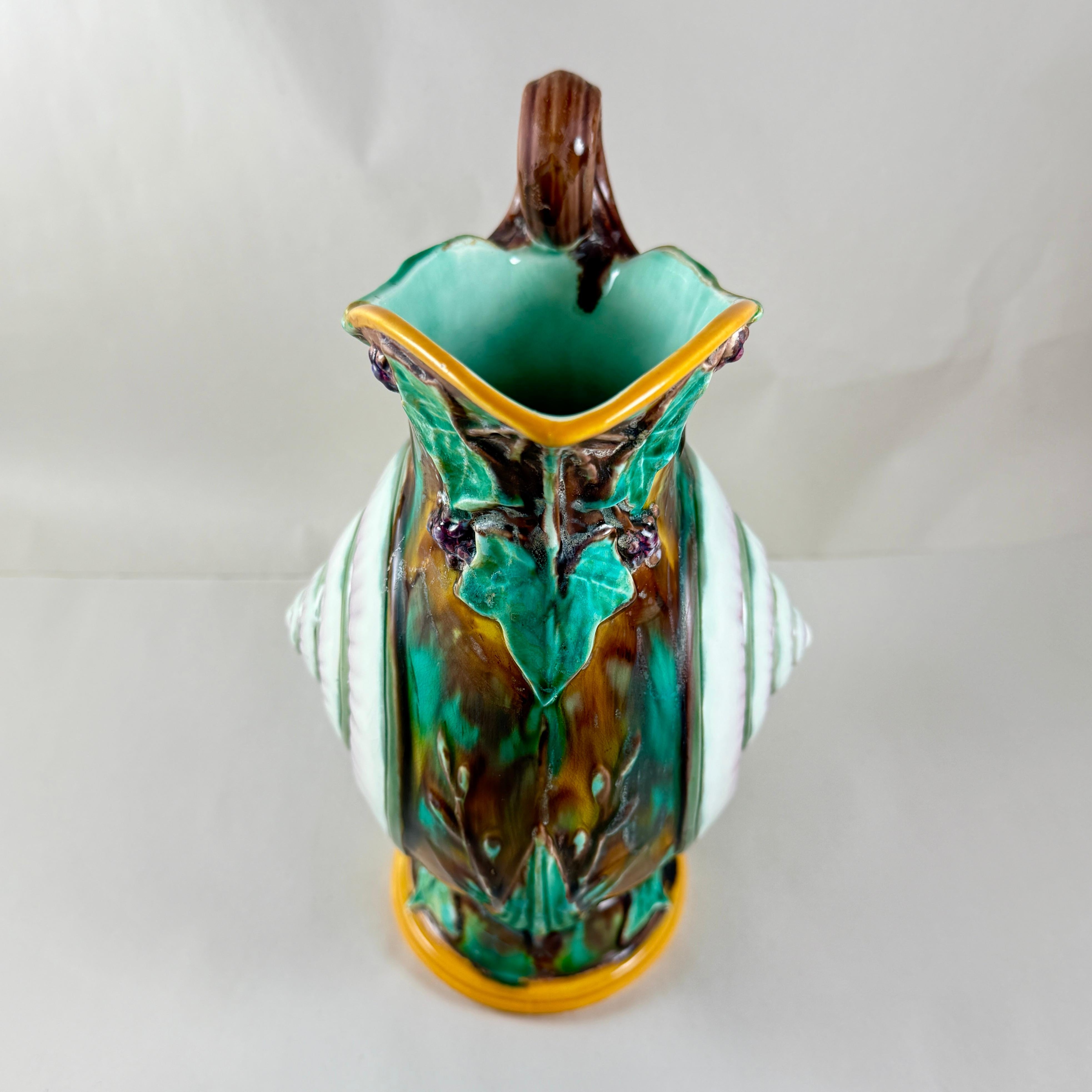 Wedgwood Jarra de mayólica inglesa de concha de caracol e hiedra con fecha de 1870 en Bueno estado para la venta en Philadelphia, PA