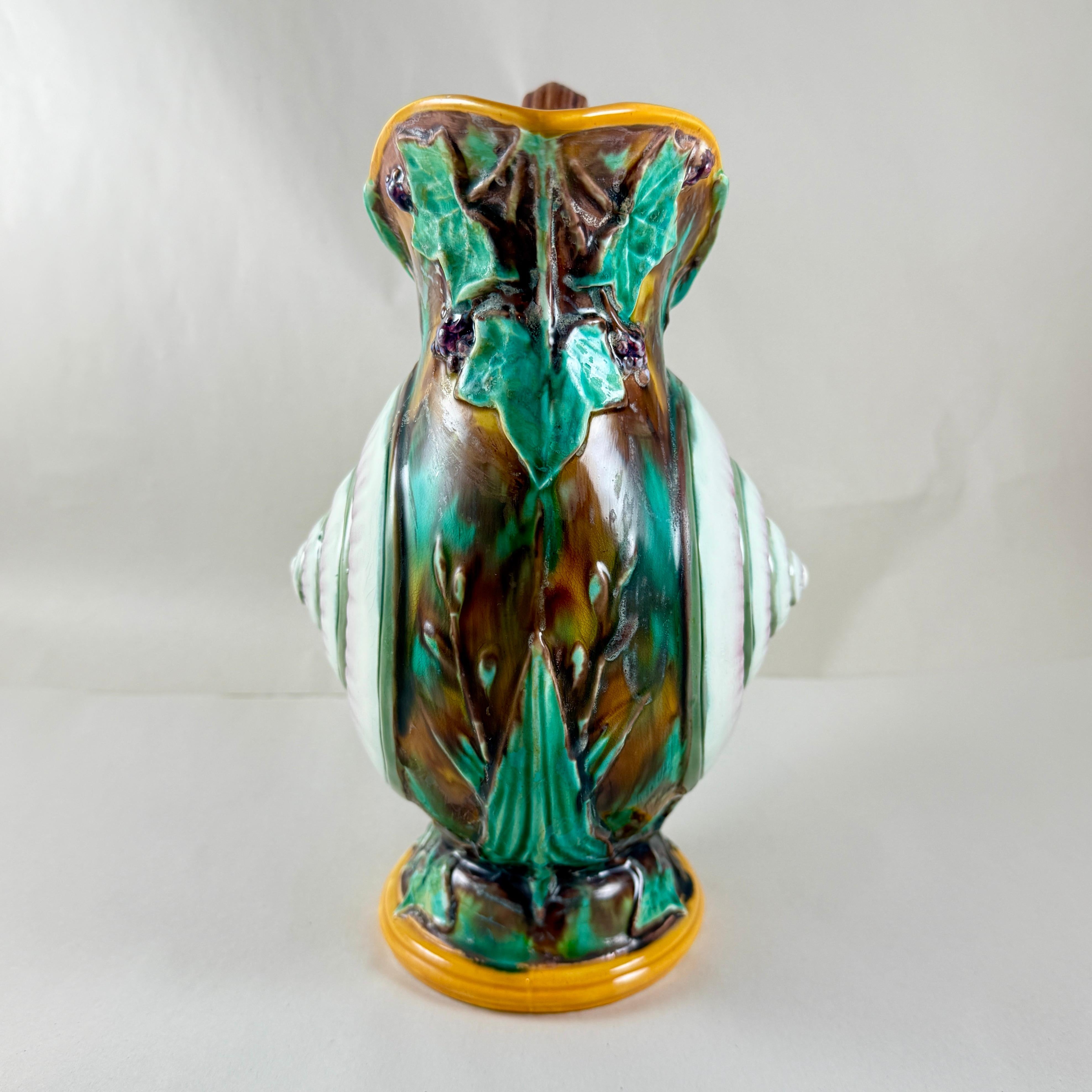 Wedgwood Jarra de mayólica inglesa de concha de caracol e hiedra con fecha de 1870 siglo XIX en venta