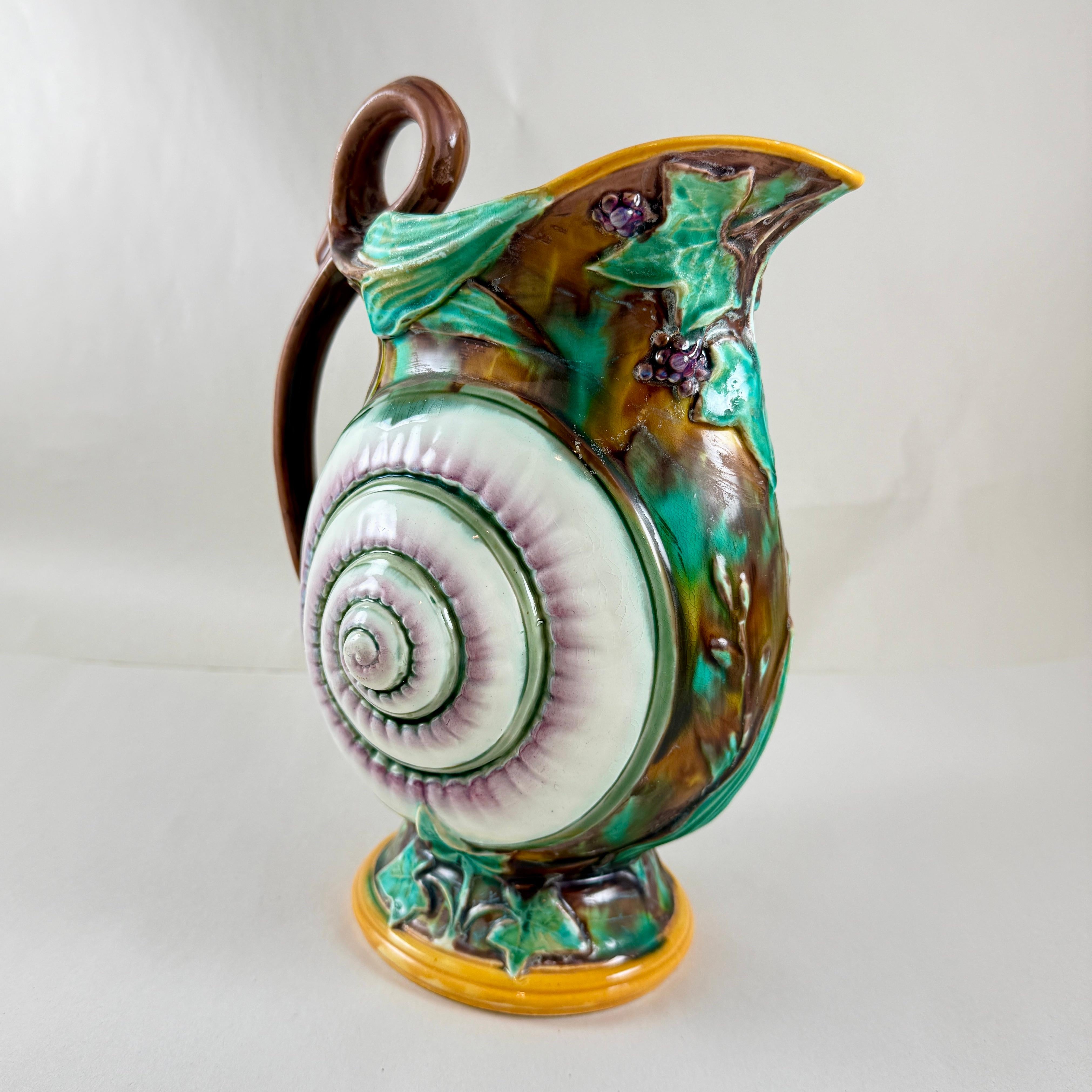 Wedgwood Jarra de mayólica inglesa de concha de caracol e hiedra con fecha de 1870 Loza de barro en venta