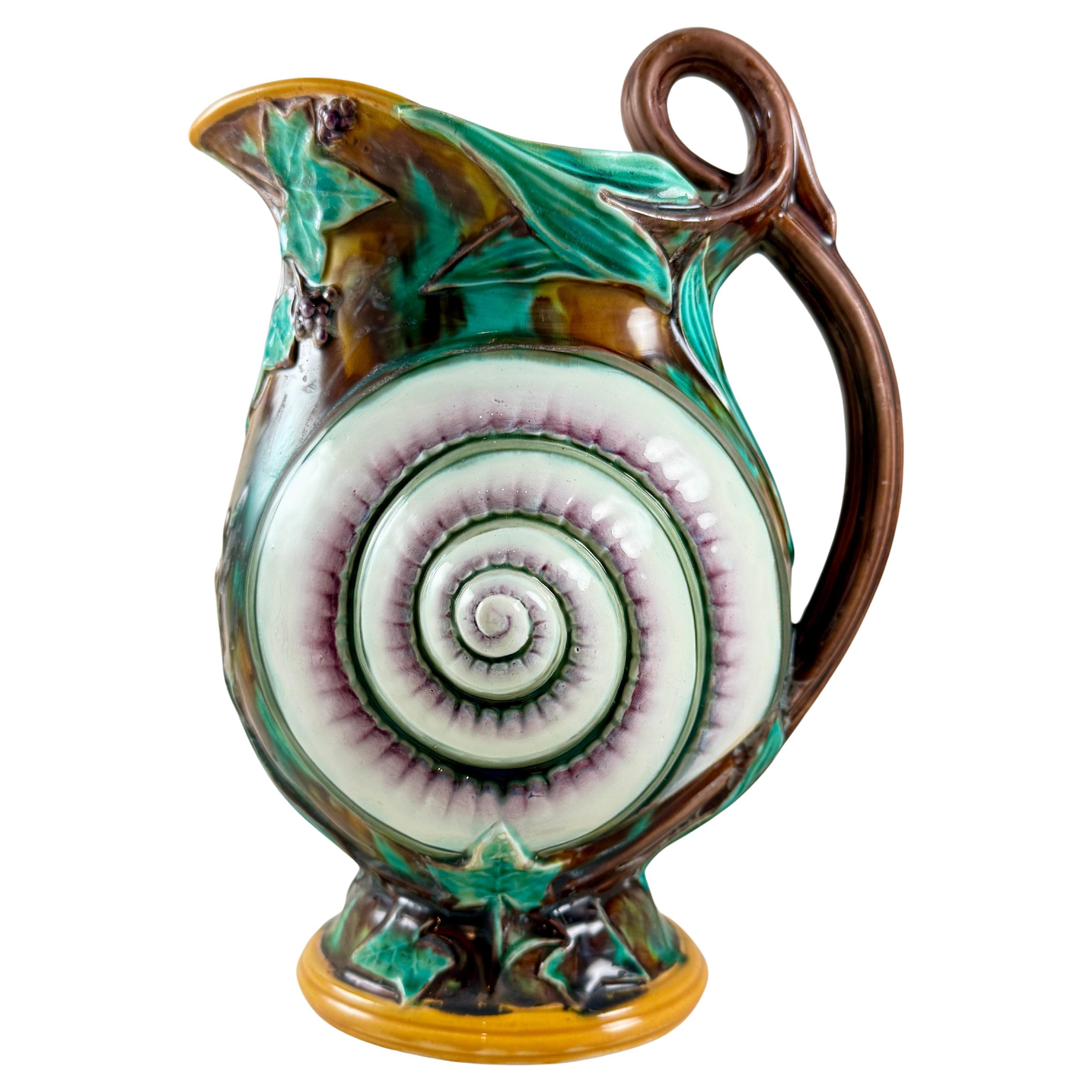 Wedgwood Jarra de mayólica inglesa de concha de caracol e hiedra con fecha de 1870