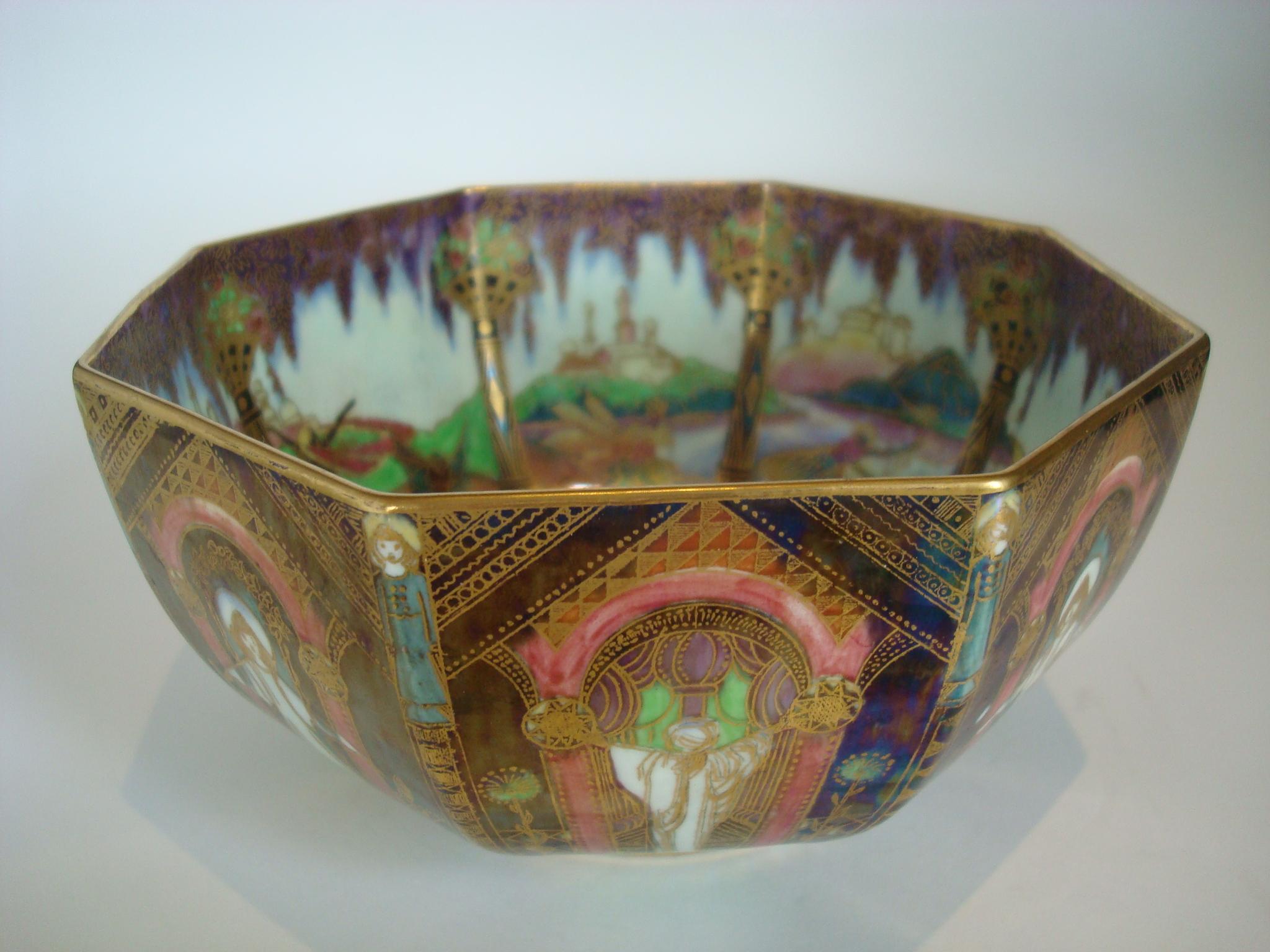 Wedgwood Fairyland Lustre Octagonal Bowl, Angel or Geisha Design, circa 1925 In Good Condition In Buenos Aires, Olivos