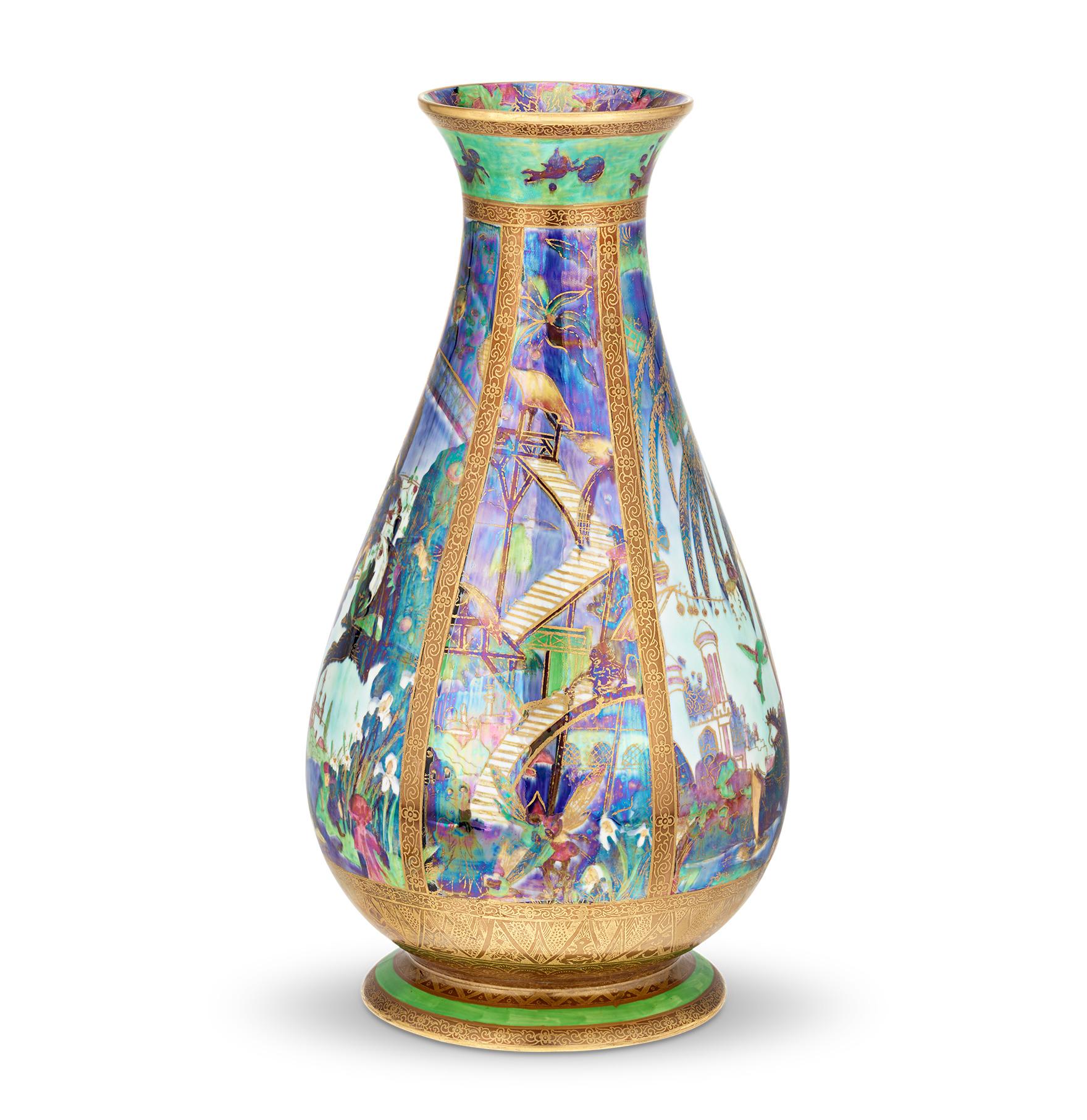 Vaso a colonna Fairyland Lustre
Wedgwood
Circa 1920

Uno dei primi motivi del Wedgwood Fairyland Lustre, questo vaso con motivo Pillar di Wedgwood raffigura la fantastica Isle of the Genii, popolata da ninfe ed elfi ad ogni angolo. Introdotto