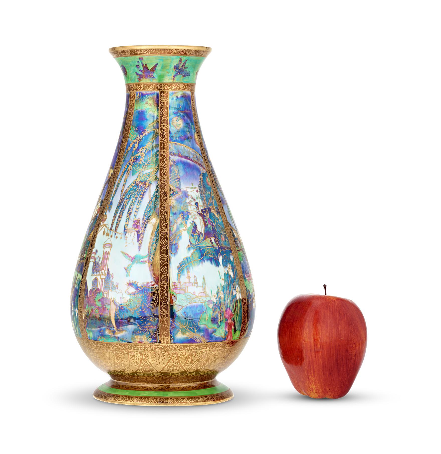 Inglese Vaso a colonna Wedgwood Fairyland Lustre in vendita