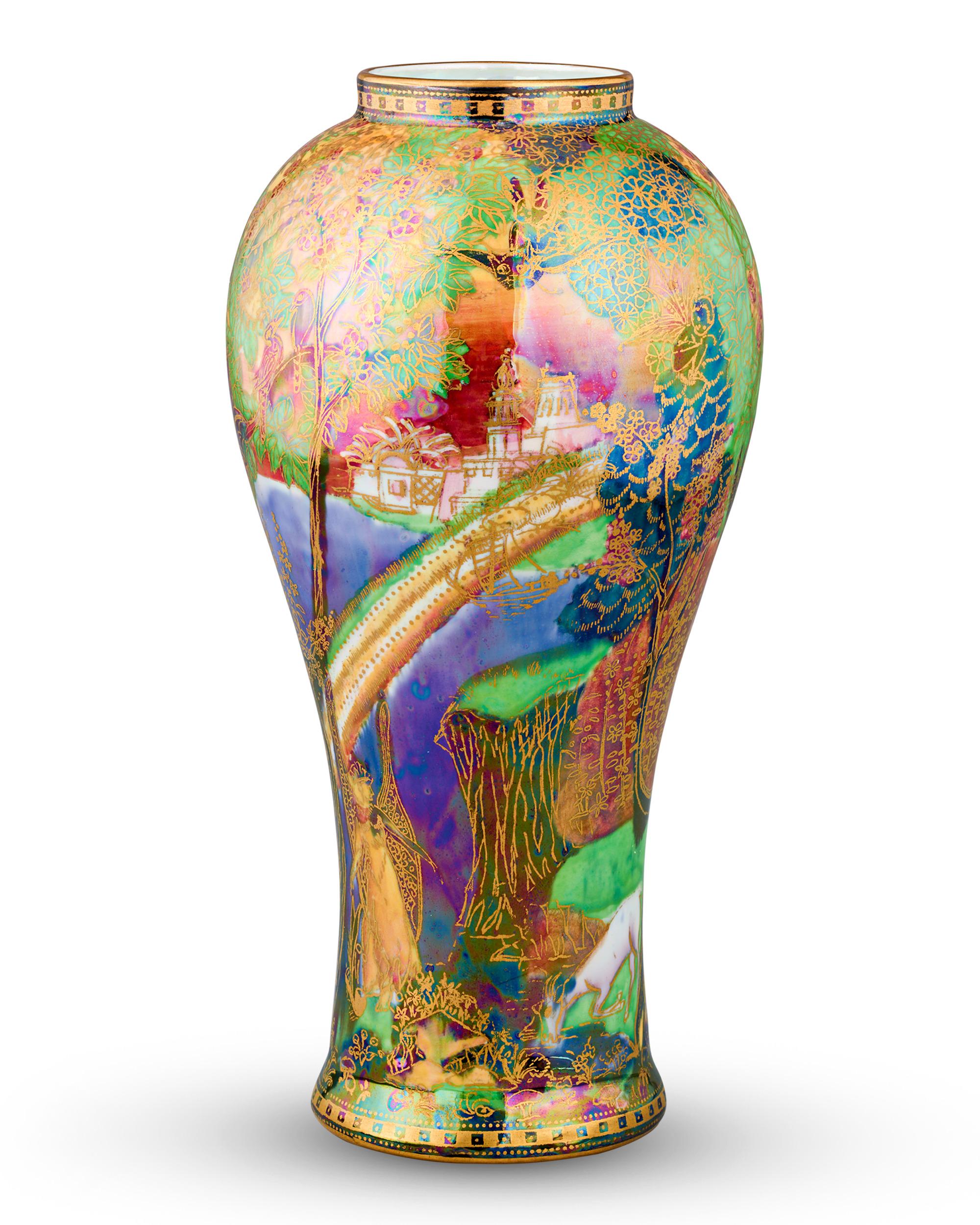 Vaso coperto Fairyland Lustre
Wedgwood
Circa 1920

Questo splendido vaso coperto in porcellana d'osso Wedgwood Fairyland Lustre, disegnato da Daisy Makeig-Jones, presenta l'ambitissimo motivo Rainbow. Realizzato con colori vivaci e impreziosito da