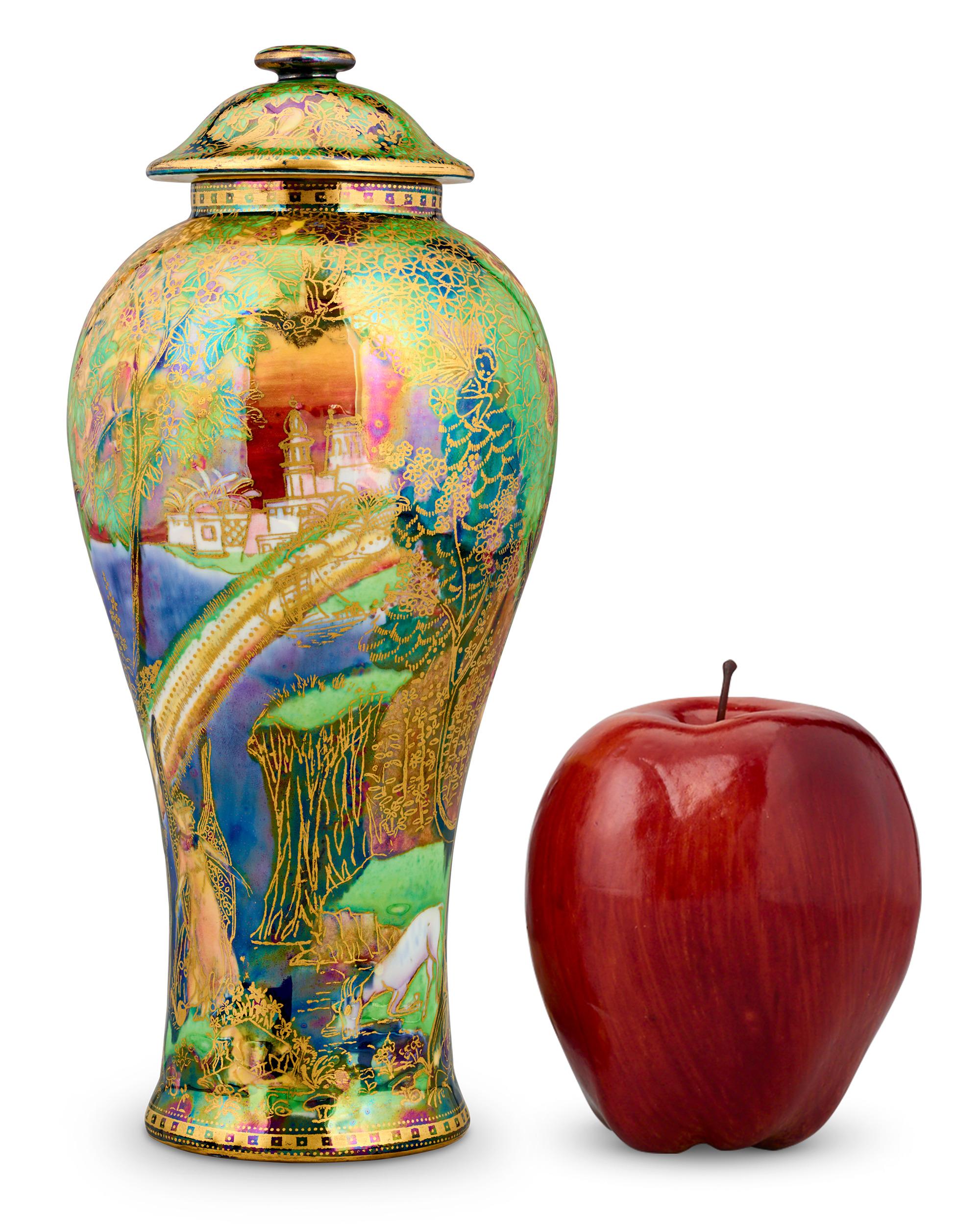XX secolo Vaso coperto Wedgwood Fairyland Lustre Rainbow in vendita