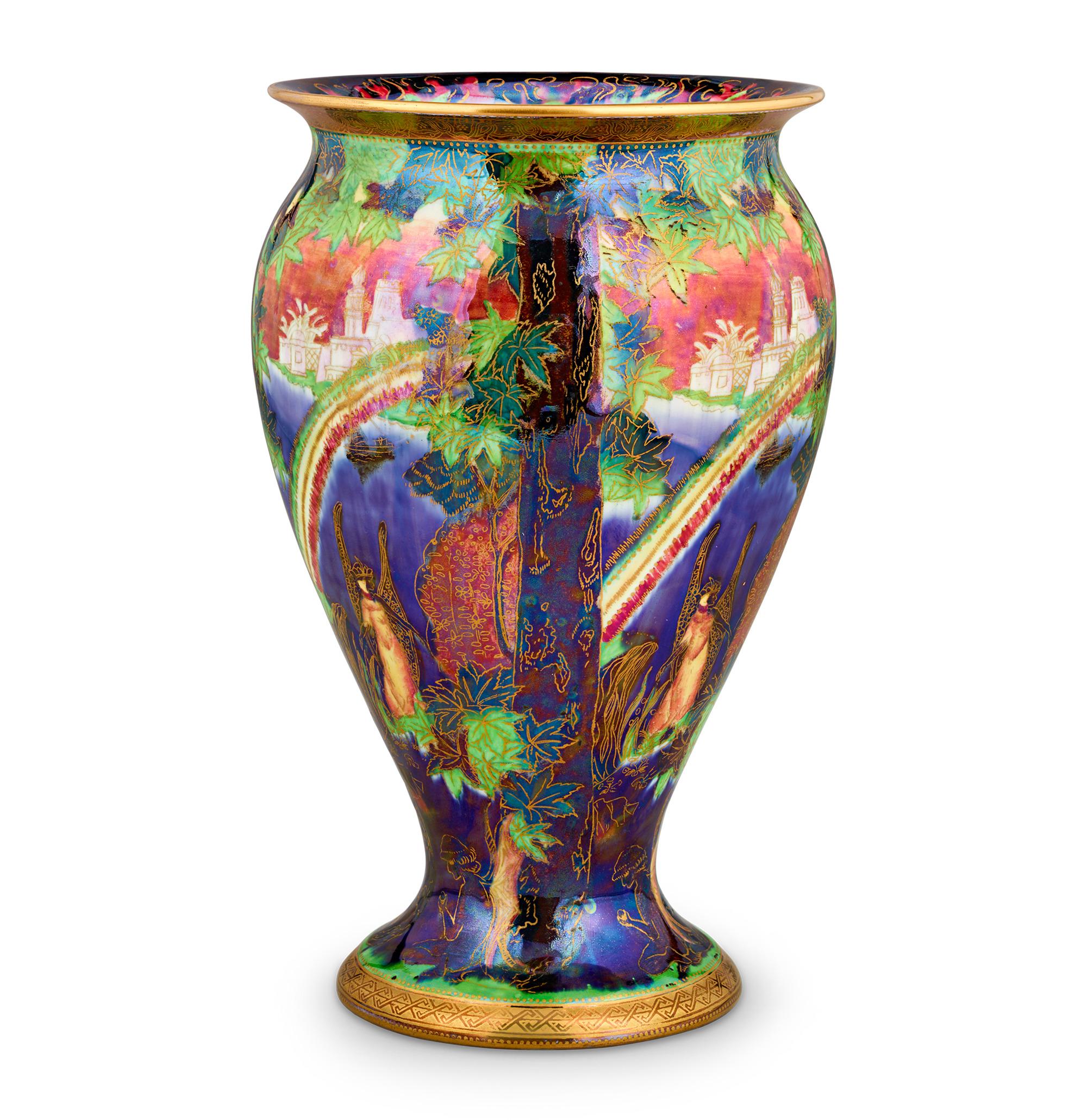 Vaso coperto Fairyland Lustre
Wedgwood
Circa 1925

Questo eccezionale vaso Wedgwood Fairyland Lustre Rainbow rappresenta uno dei design più vivaci e ambiti della collezione Fairyland Lustre. Conosciuto anche come motivo 