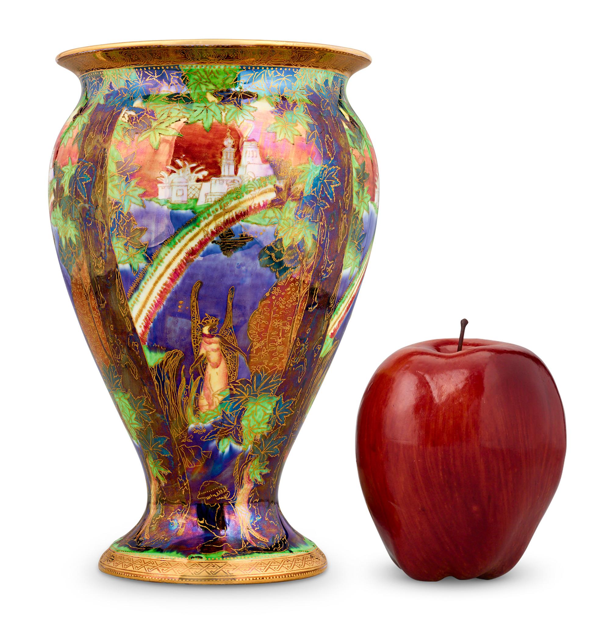 XX secolo Vaso Wedgwood Fairyland Lustre Rainbow in vendita