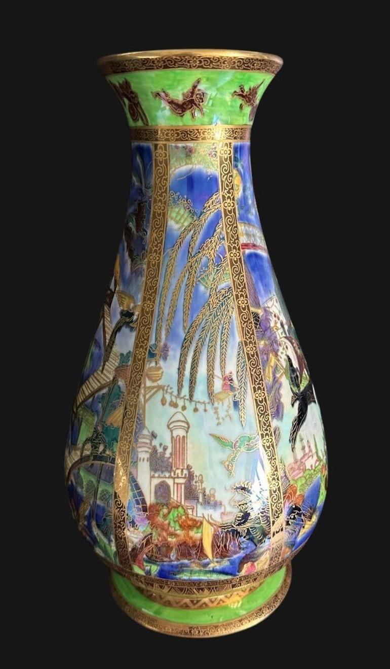 5428
Daisy Makeig Jones pour Wedgwood.
Vase Lustre Fairyland à motifs de piliers
C 1920
30 cm de haut, 15 cm de large.