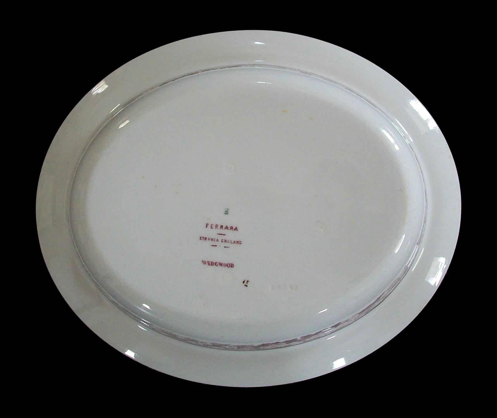 Wedgwood, 'Ferrara', antike Schale mit rotem Transferdekor, K.K., um 1901 im Zustand „Gut“ im Angebot in Chatham, ON