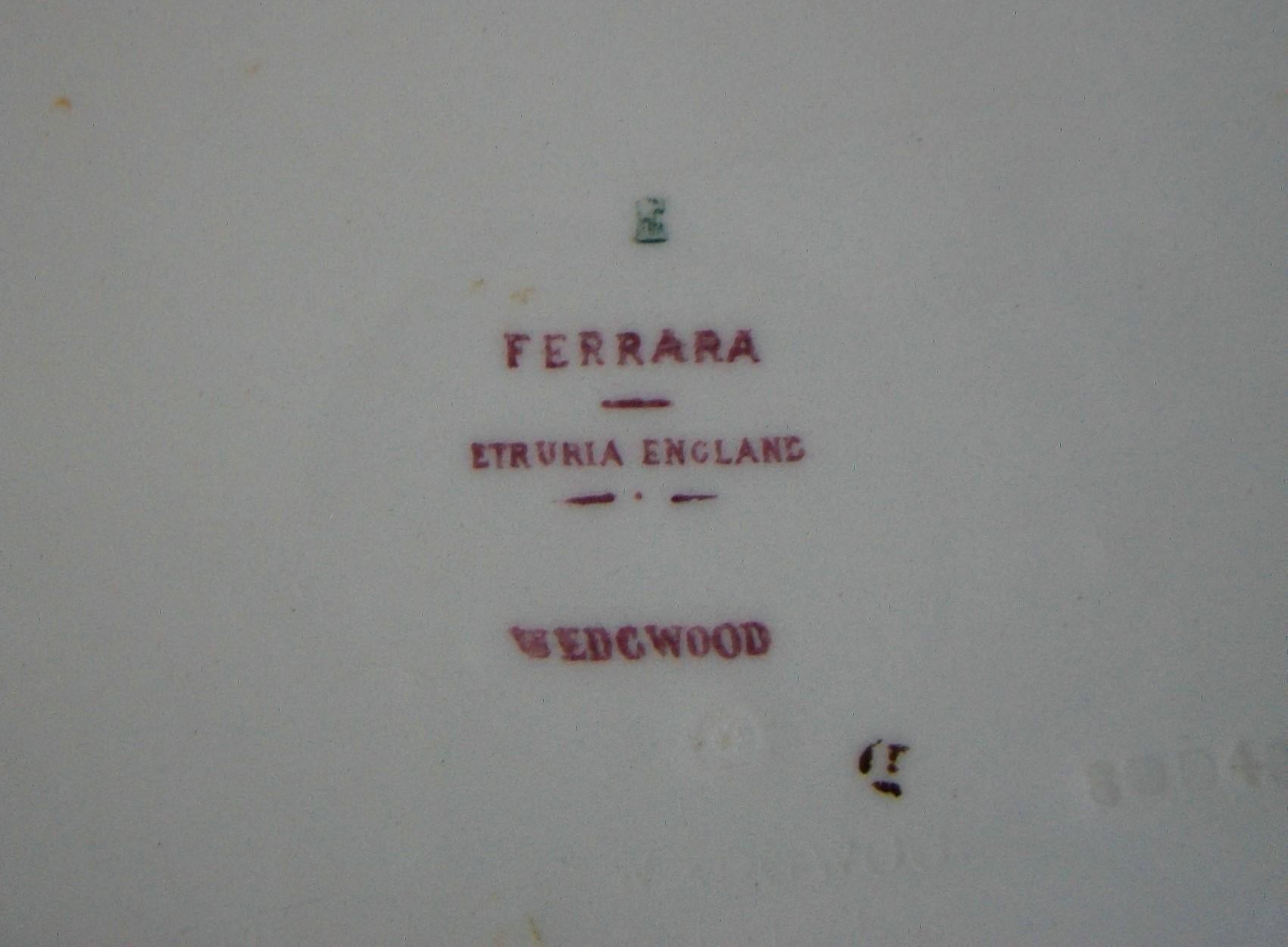 Céramique Wedgwood, 'Ferrara', bol décoré par transfert rouge antique, K.K., circa 1901 en vente
