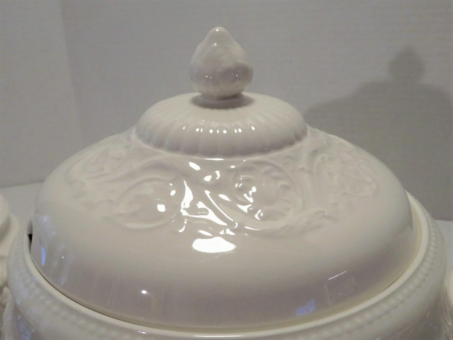 Service de table Wedgwood en porcelaine fine à motif Patrician, Angleterre, 165 pièces en vente 2