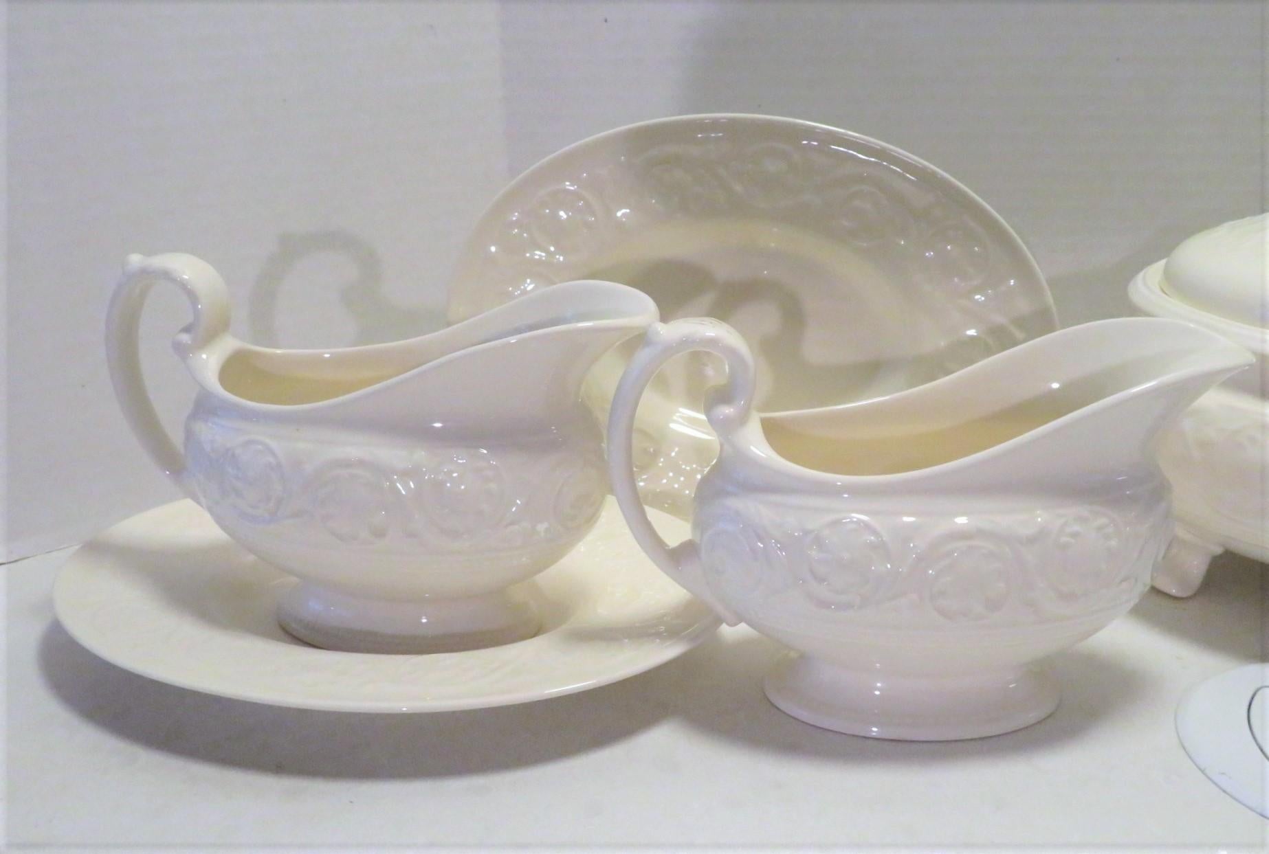 20ième siècle Service de table Wedgwood en porcelaine fine à motif Patrician, Angleterre, 165 pièces en vente