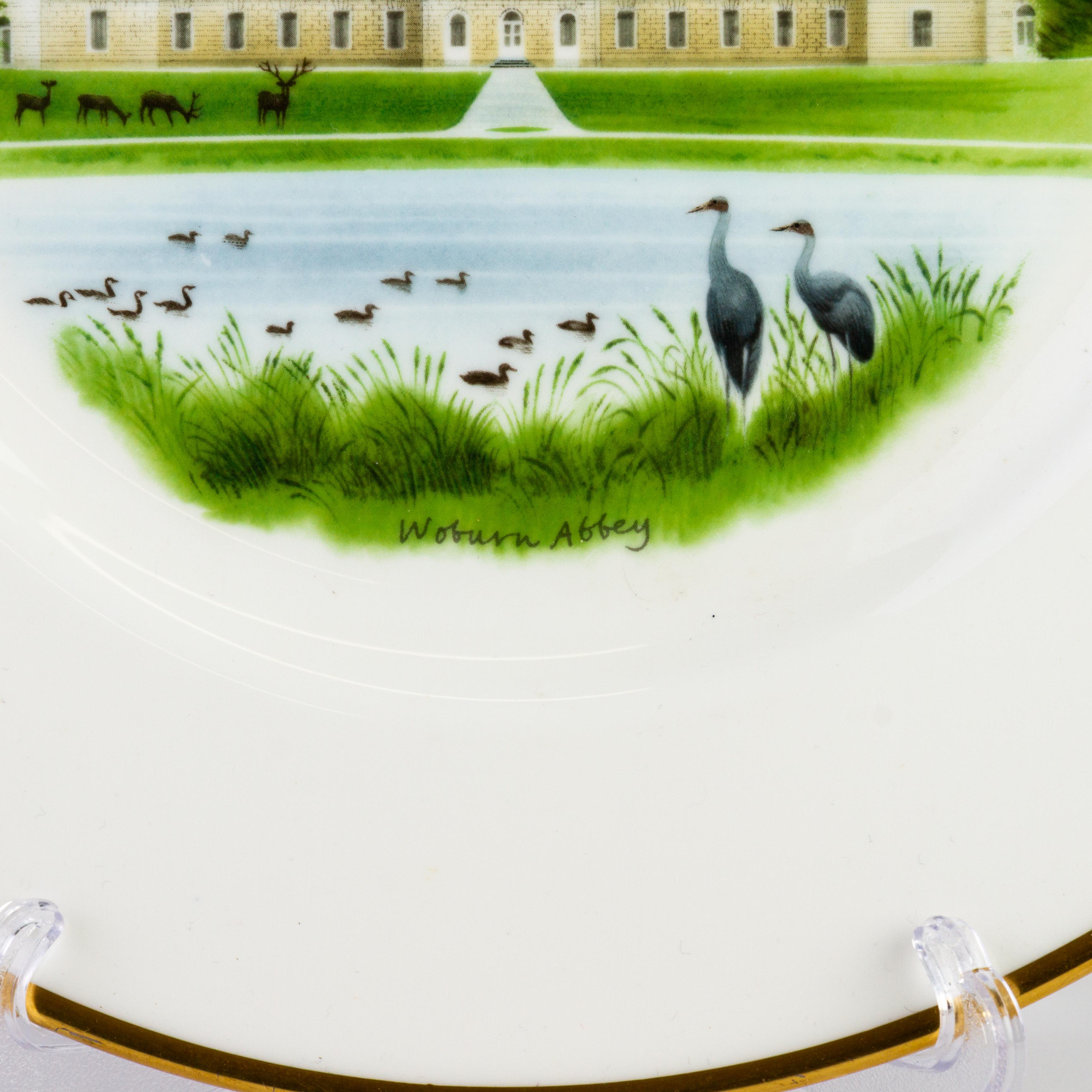 Wedgwood Fine English Porcelain Plate Depicting Woburn Abbey In Good Condition For Sale In Nottingham, GB