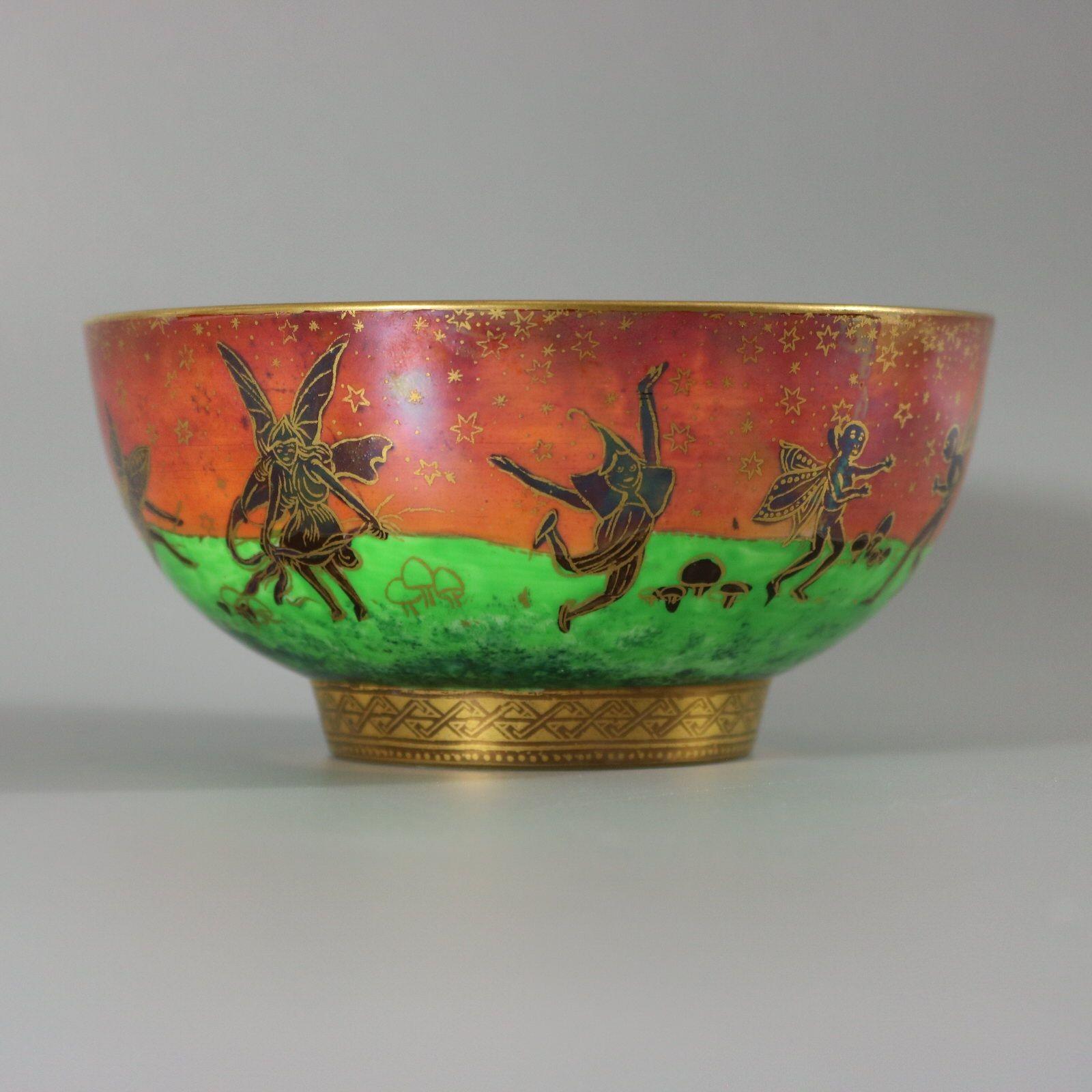 Coupe impériale Fairyland Lustre de Wedgwood, décorée à l'extérieur d'un motif d'elfes bondissants sur fond de coucher de soleil et de flammes. L'intérieur est recouvert de nacre, avec des fées, des elfes, des lutins, des papillons, un oiseau et une