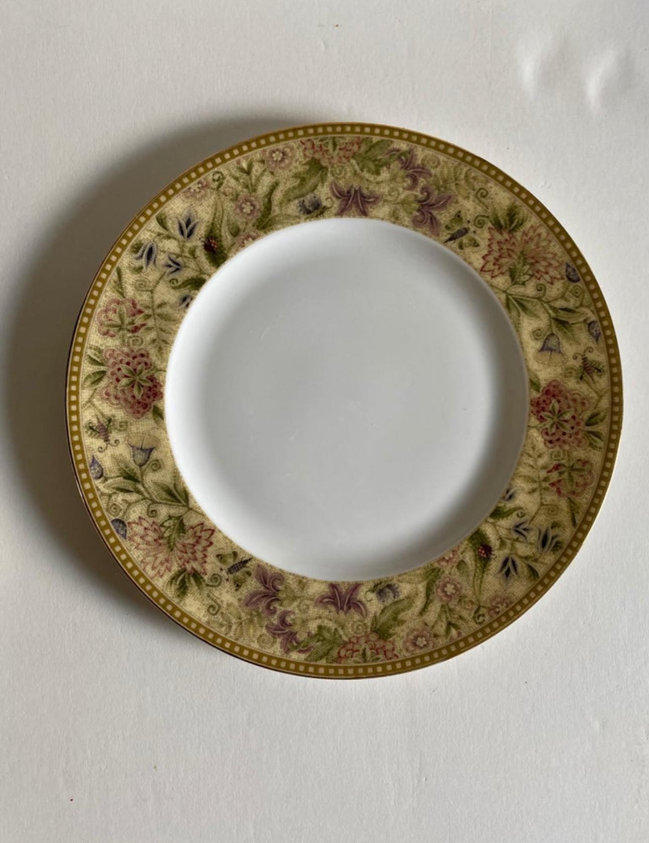 A set of six (6) dinner plates in the Floral Tapestry pattern by Wedgwood. 

Signed. Made in England. Produced from 1997 to 2005.

Bone china.

Includes the following 6 pieces:
6 Dinner plates, width: 10-3/4 inches.

Condition: Very good.