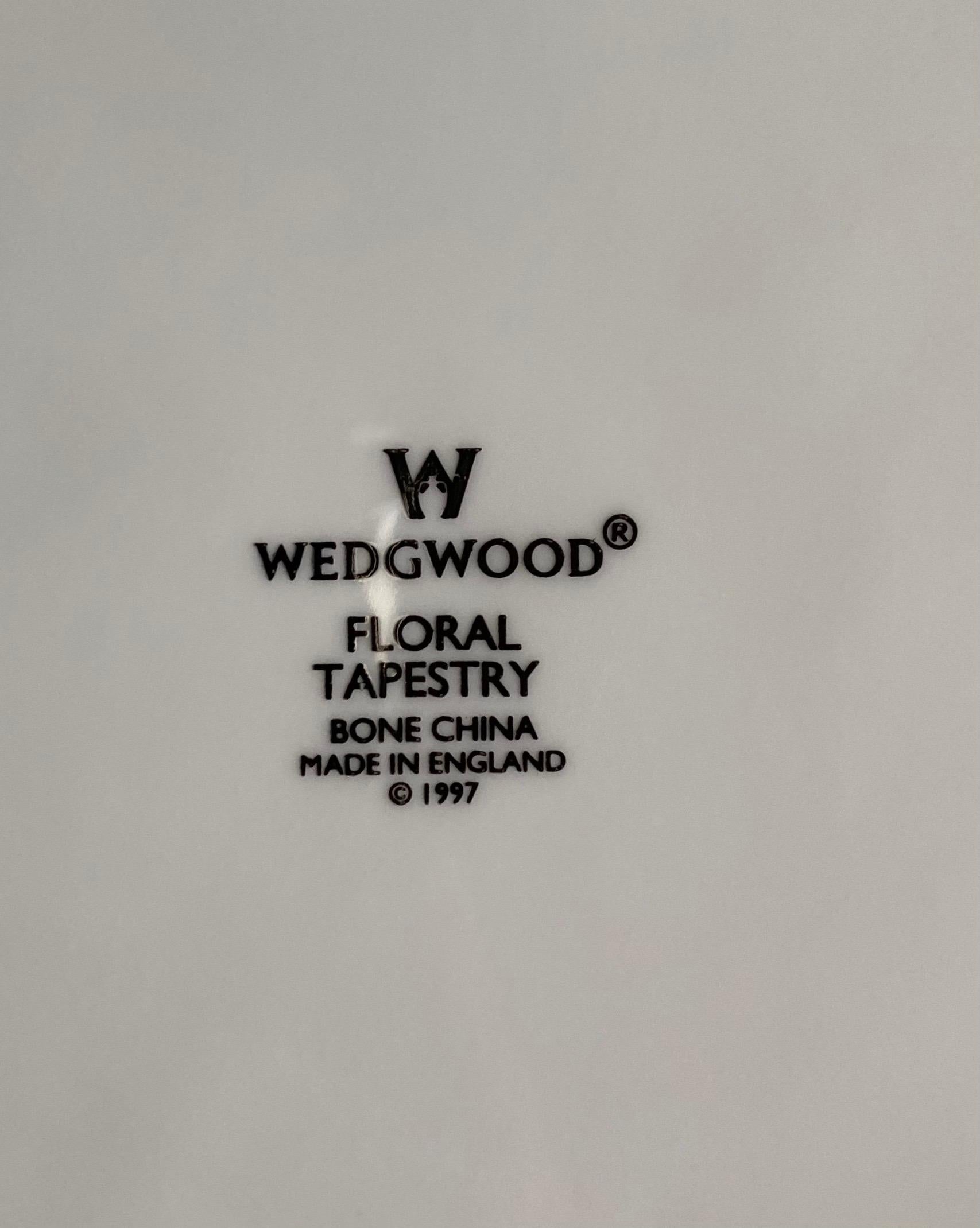 Essteller-Set aus geblümtem Wandteppich von Wedgwood, 25 Teile im Angebot 2