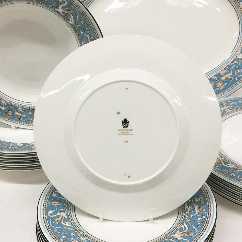 Anglais Assiettes en porcelaine de Wedgwood avec bord en turquoise de Florentine, années 1960 en vente