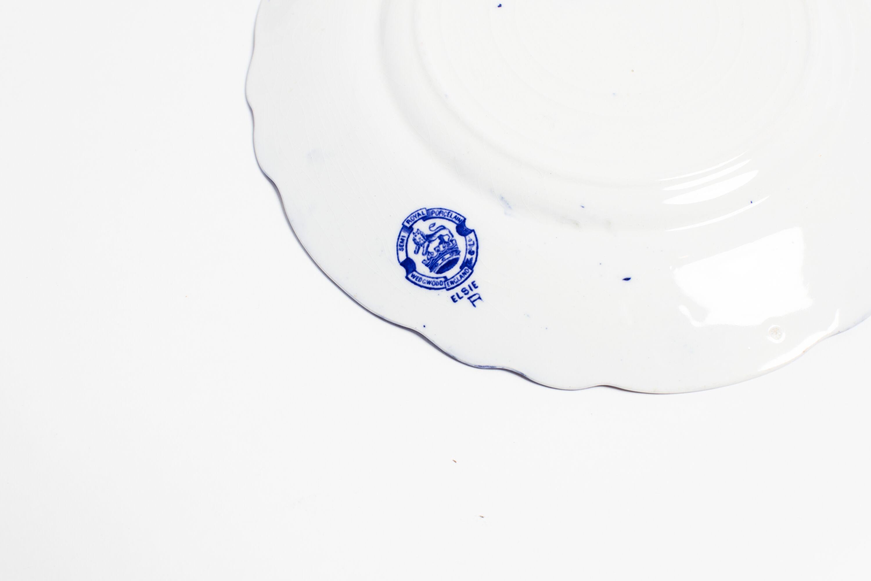 Service de vaisselle ancien Wedgwood en bleu de flux. Nommé d'après le doux fondu bleu de la couleur, vers 1860. Petites pertes et ébréchures sur certaines pièces.

L'ensemble comprend : 10 assiettes plates, 11 assiettes à salade, 6 assiettes à